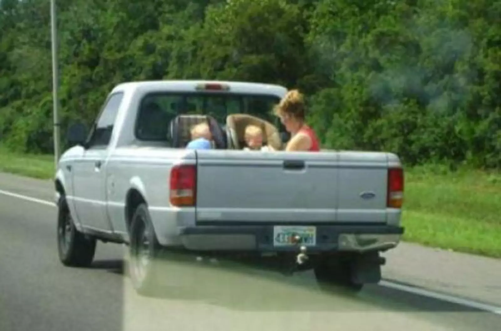 Зачем размещать кресла внутри машины, если дети могут насладиться свежим воздухом? Зачем размещать кресла внутри машины, если дети могут насладиться свежим воздухом?