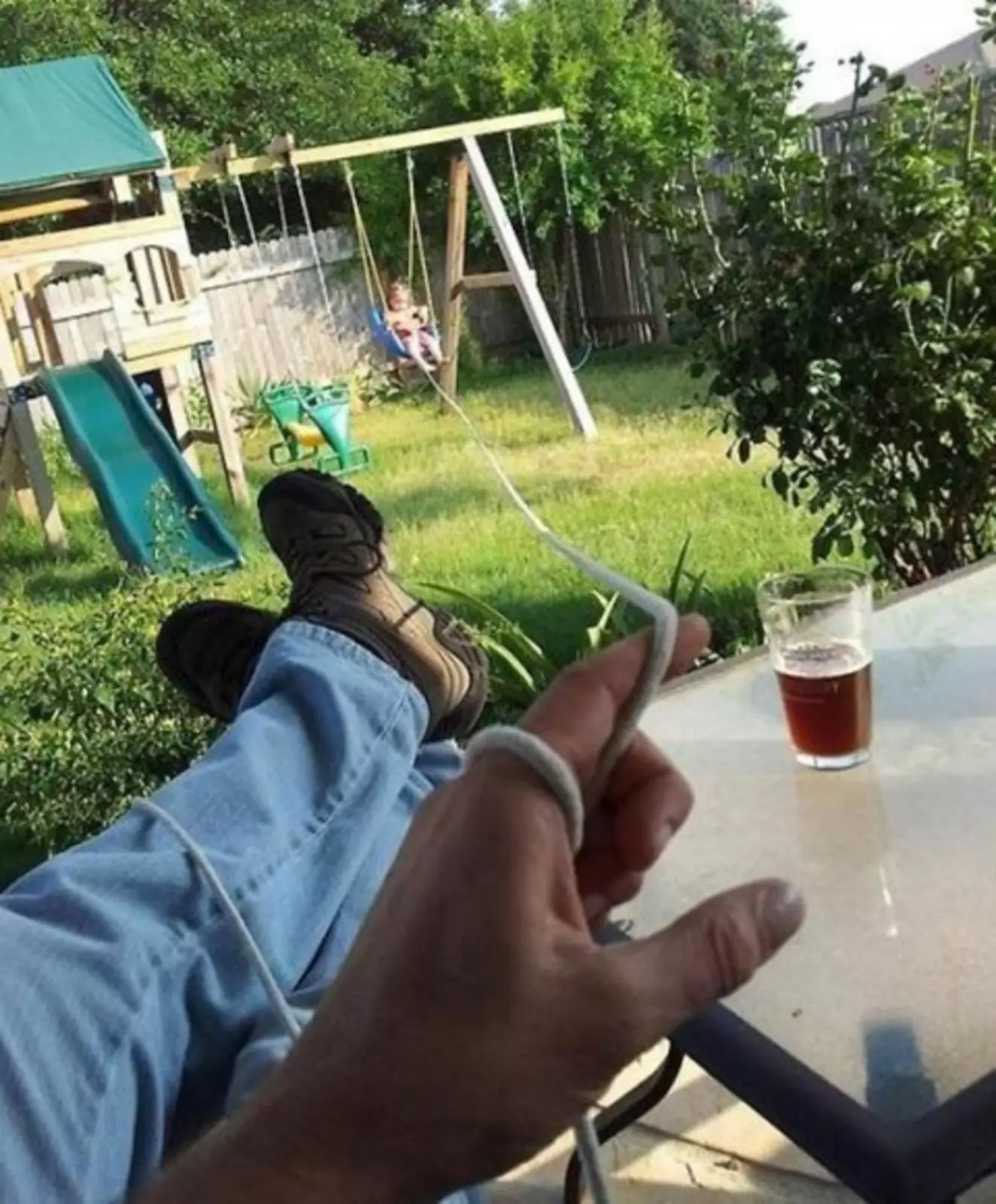 У этого ребенка будут такие приятные воспоминания о том, как ее отец пил пиво и не прилагал никаких усилий. У этого ребенка будут такие приятные воспоминания о том, как ее отец пил пиво и не прилагал никаких усилий.