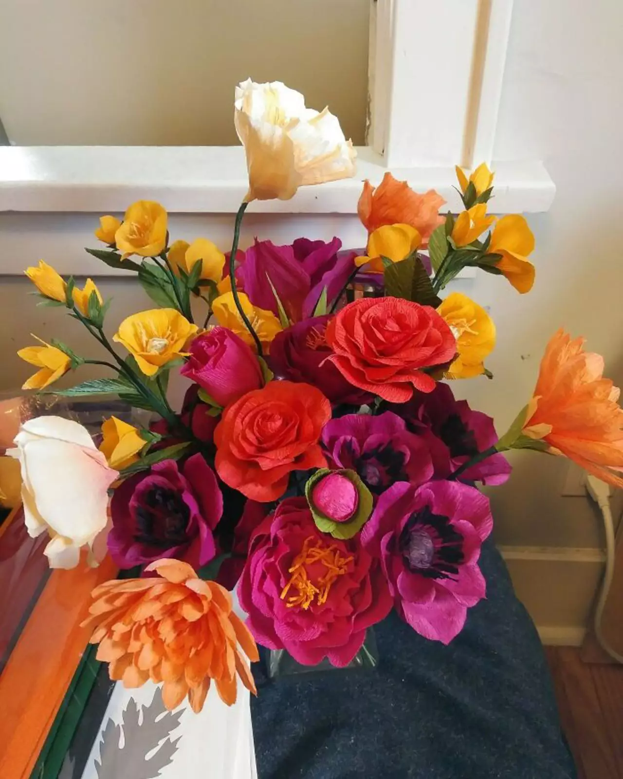 "Я начал делать цветы из гофрированной бумаги несколько недель назад и думаю, что смогу сделать все цветы для своей свадьбы в следующем августе".