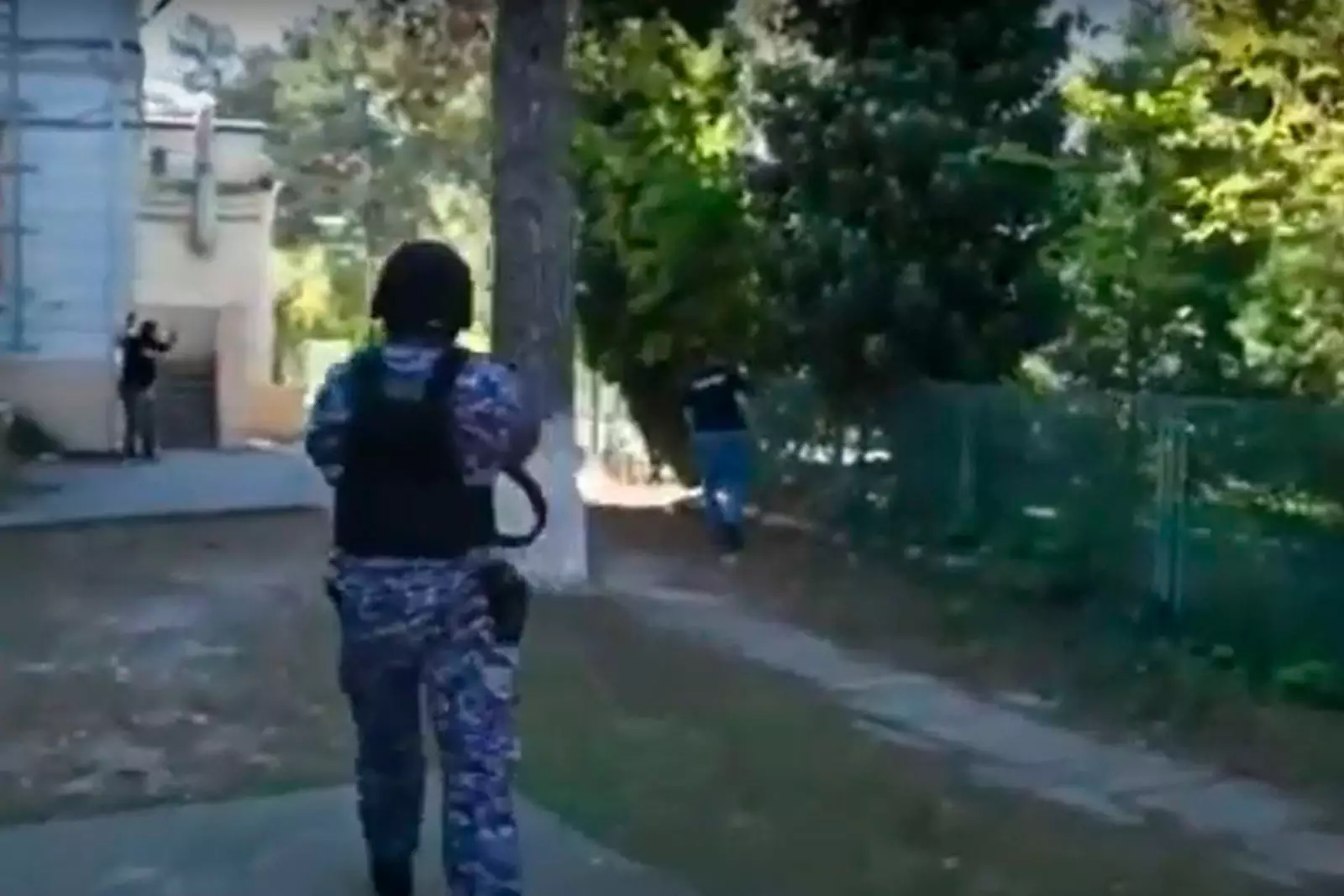 Террорист в школе москва. Захват школы в Геленджике. Человек с автоматом. Антитеррористические учения в школе.