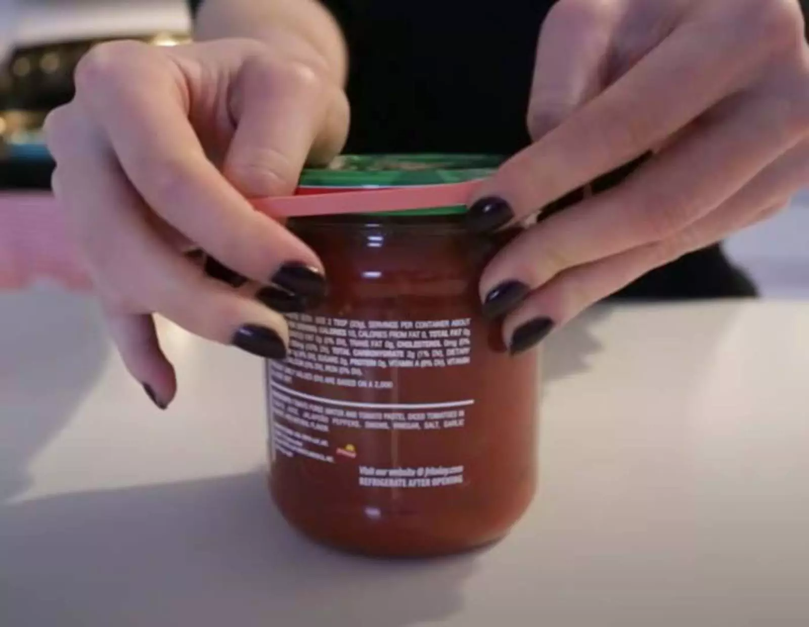 использовать резинку в качестве ручки и открыть любую банку. использовать резинку в качестве ручки и открыть любую банку.