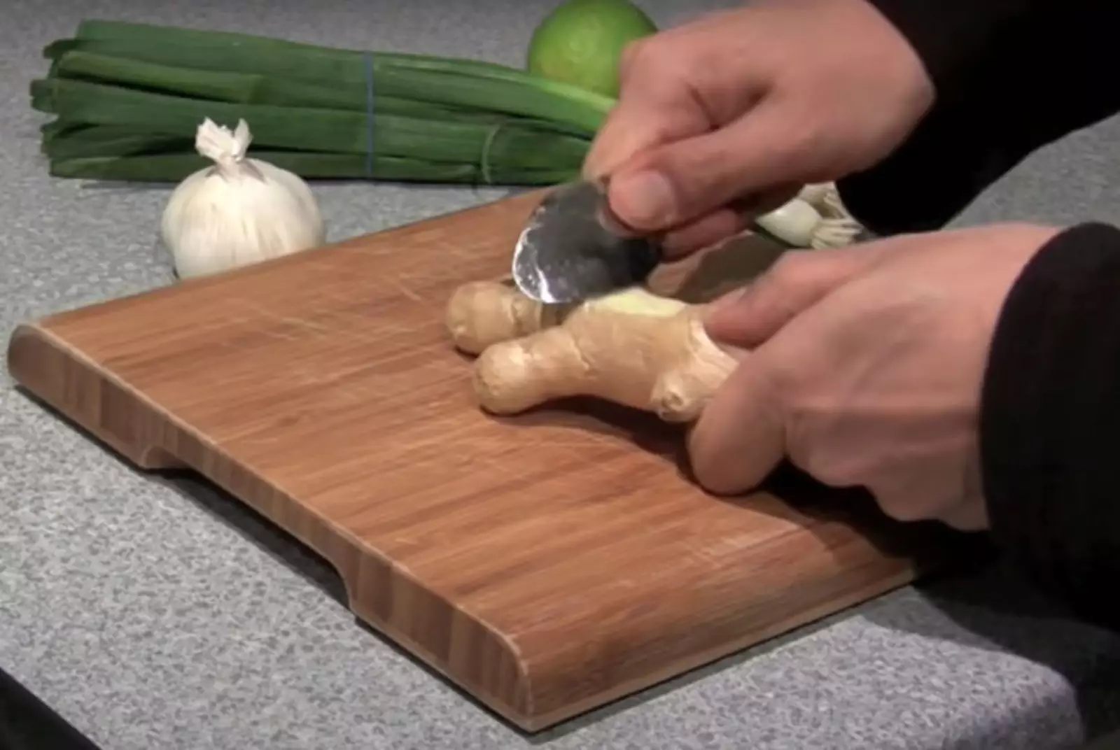 Ложки идеально подходят для очистки корня имбиря. Ложки идеально подходят для очистки корня имбиря.