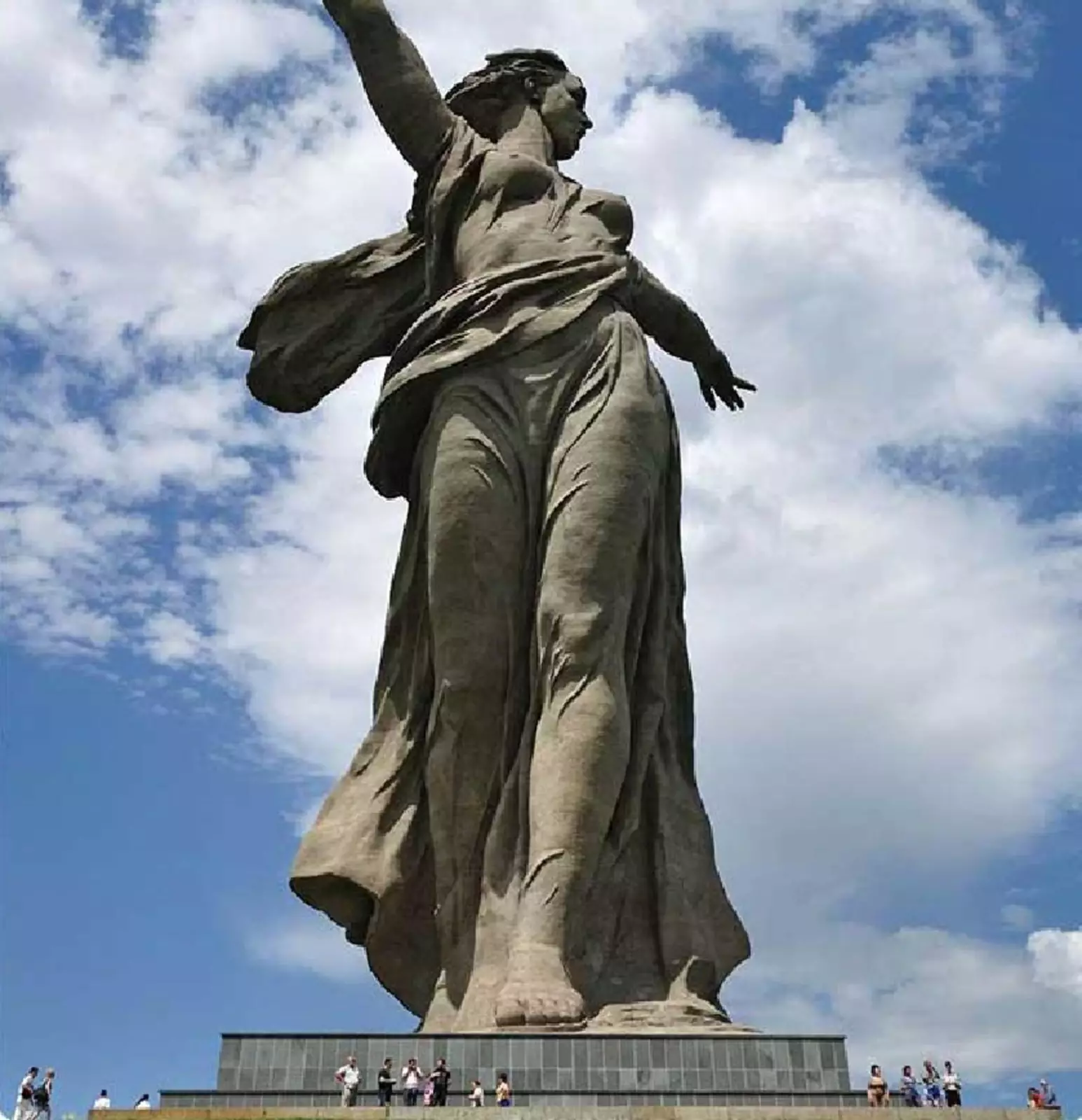 Скульптура «Родина-мать зовет!» в Волгограде.