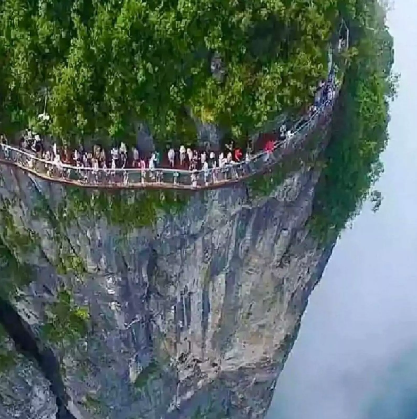 Тропа Coiling Dragon Cliff Skywalk в Китае.