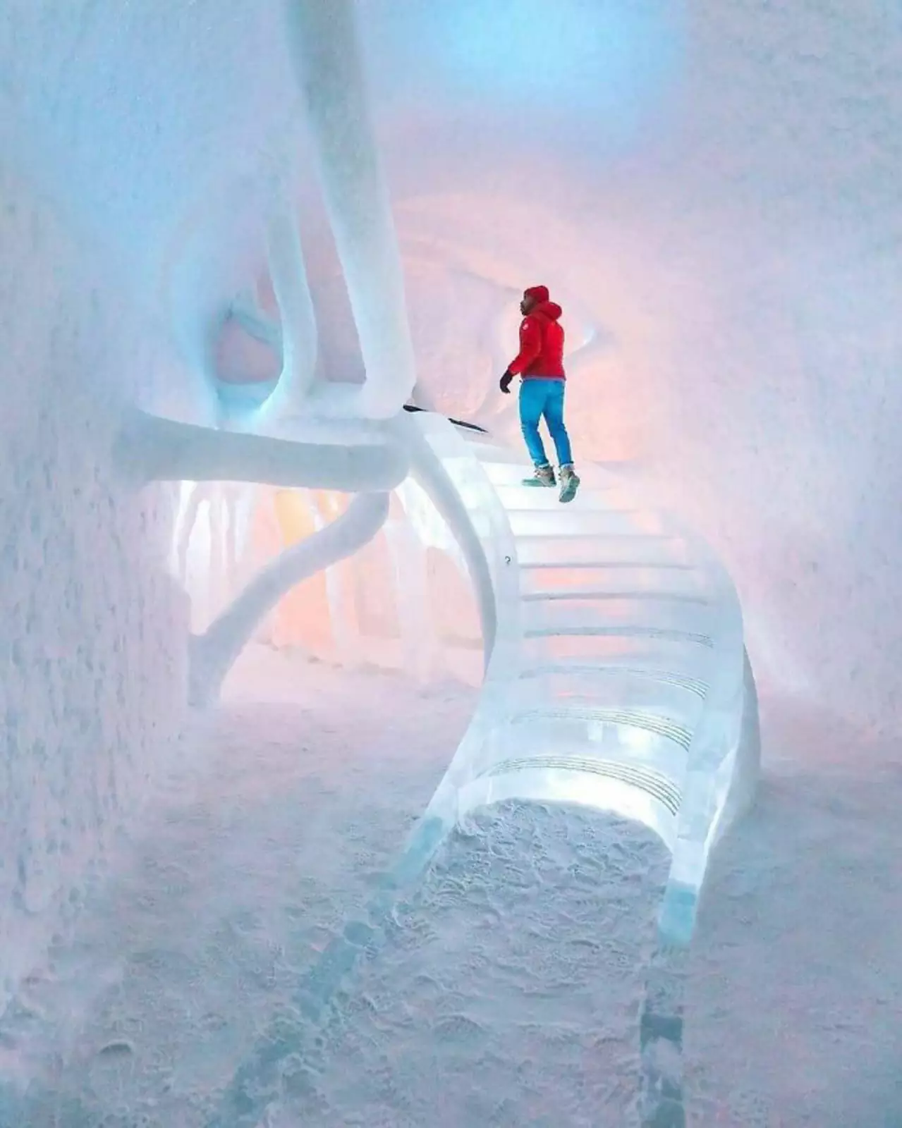 Ледяная лестница в Швеции.