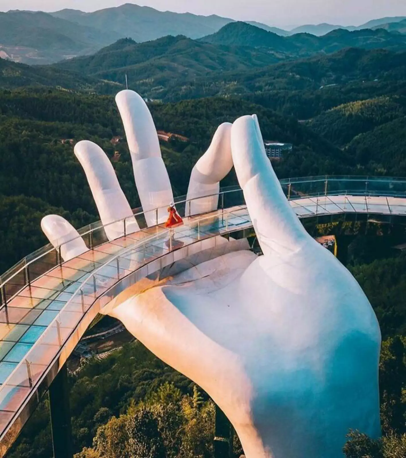 Мост цвета радуги в гигантской руке от Ta Landscape Architecture.