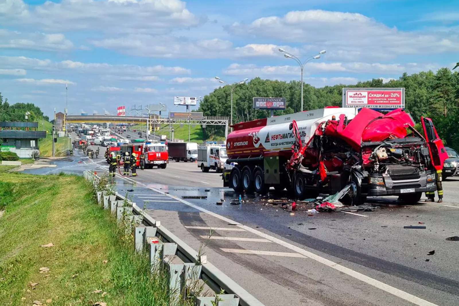 Ликвидация последствий ДТП с бензовозом на МКАД на юге столицы. Ликвидация последствий ДТП с бензовозом на МКАД на юге столицы.
