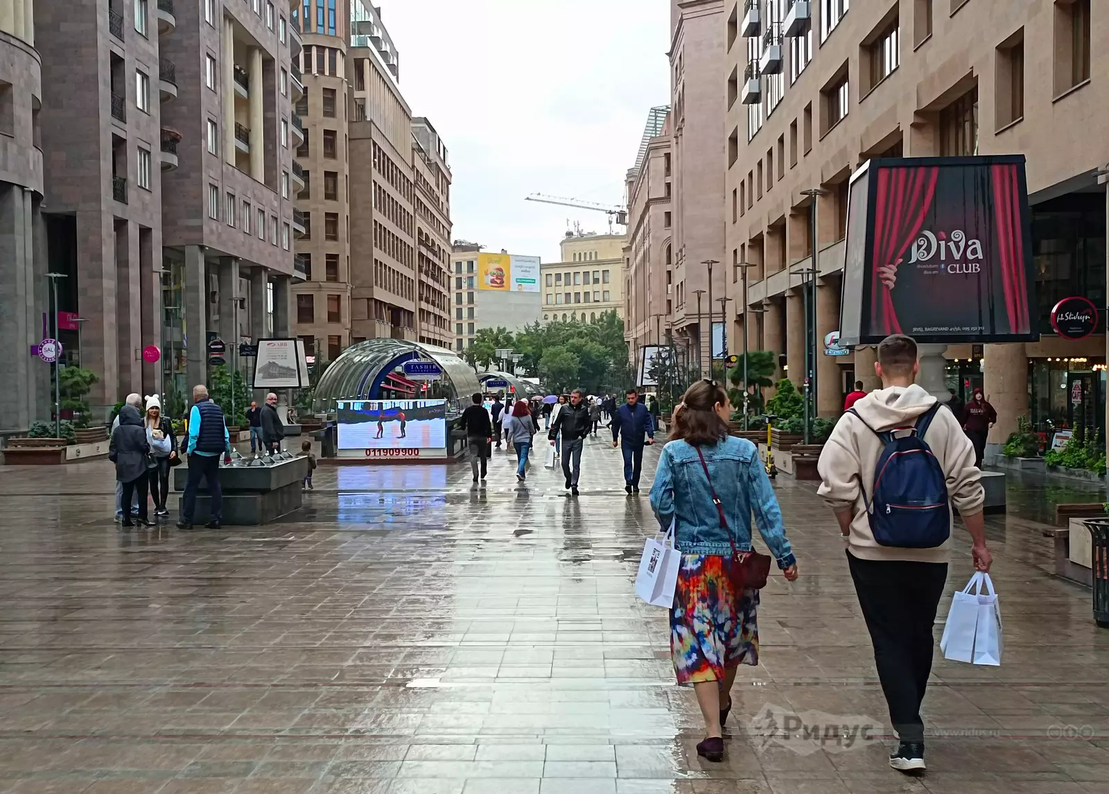 Сегодня на улицах Еревана российских граждан можно встретить едва ли не чаще, чем местных жителей 