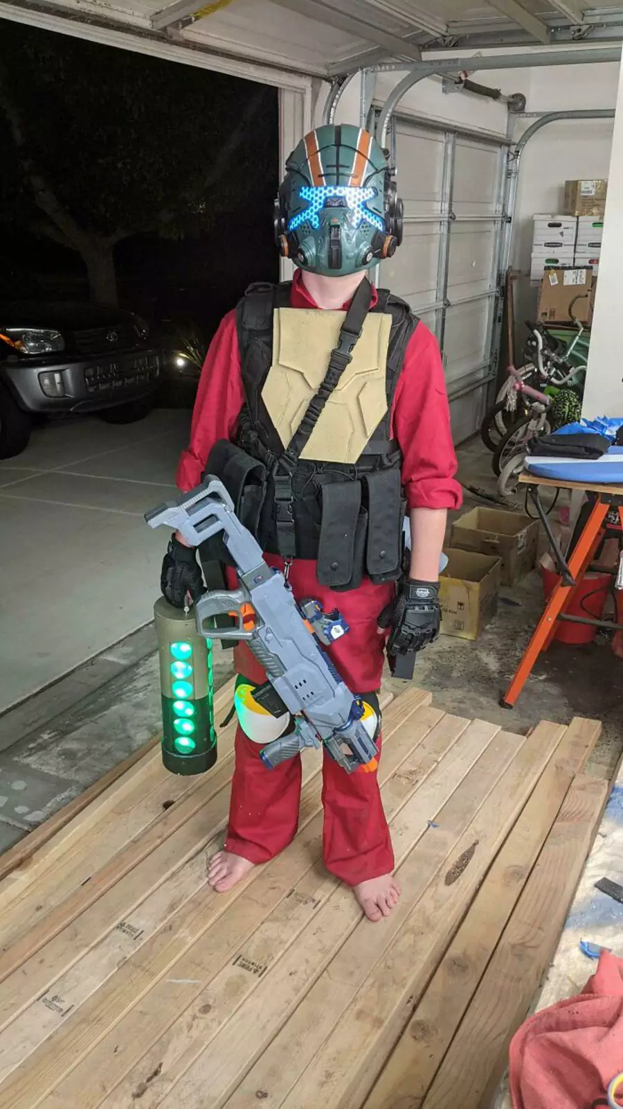 «Костюм моего сына на Хэллоуин. Он долго работал над его созданием». «Костюм моего сына на Хэллоуин. Он долго работал над его созданием».