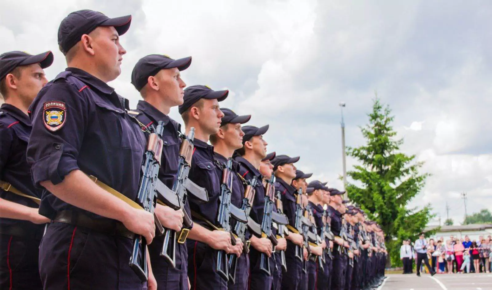 Полиция какое учреждение. Российская полиция. Российский полицейский. Полиция Строй. Полиция РФ.