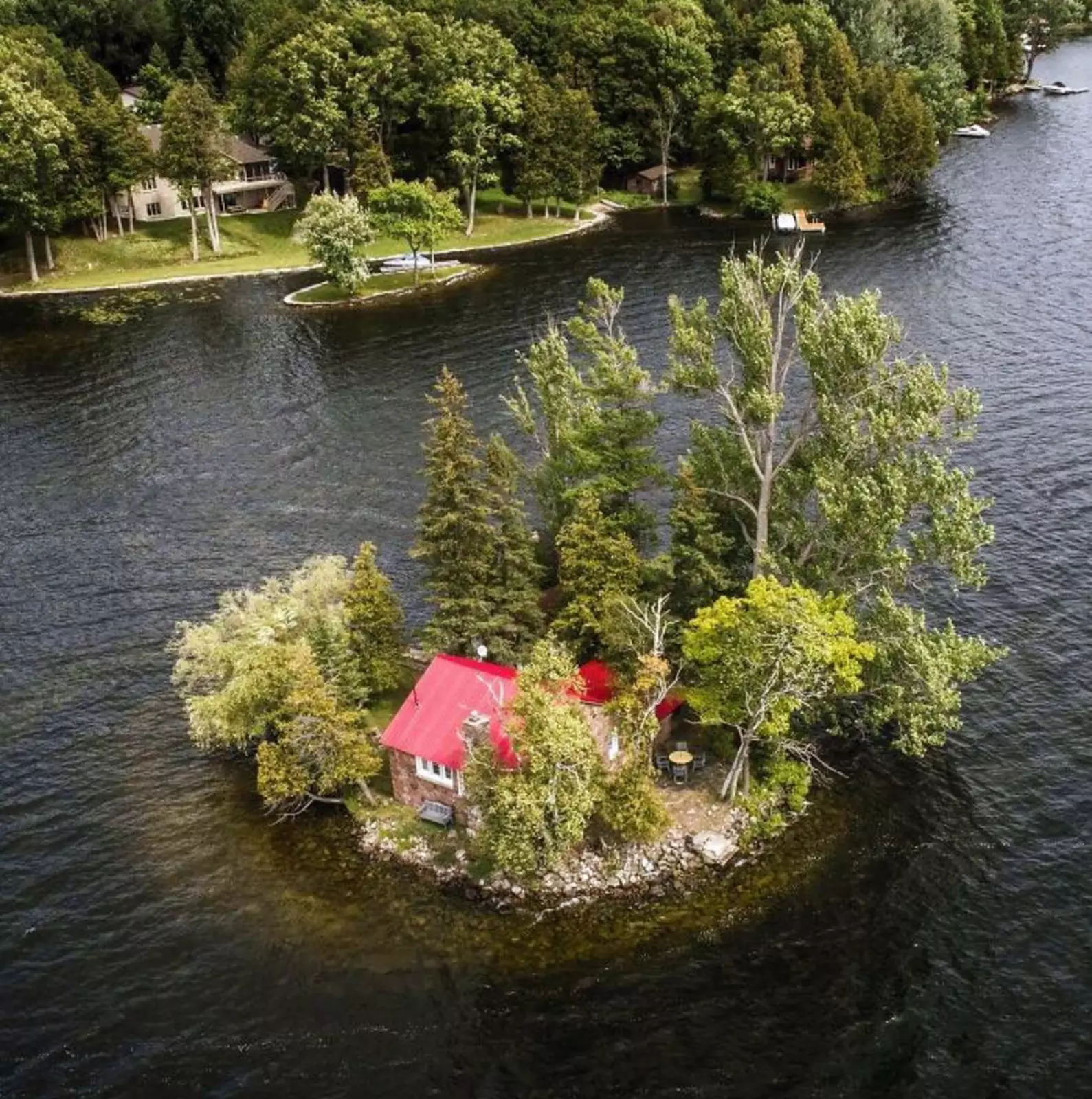 Дом на маленьком островке в Онтарио.
