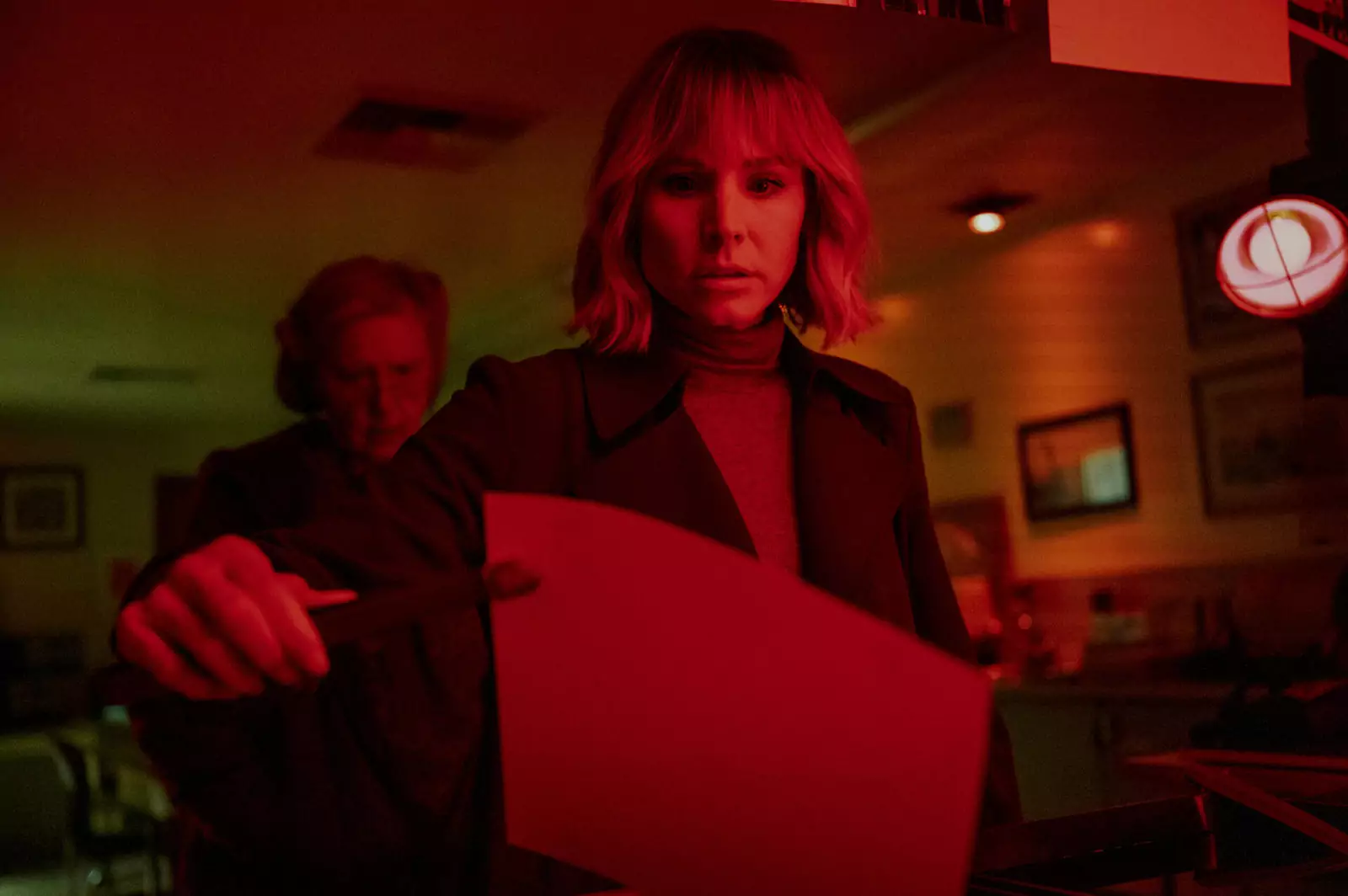 Кристен Белл снова возвращается к роли детектива, но на этот раз - более пьяного и более любительского. Кристен Белл снова возвращается к роли детектива, но на этот раз - более пьяного и более любительского.