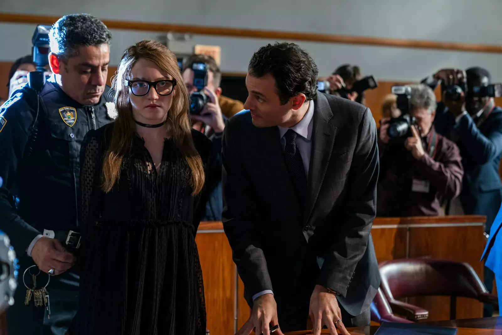 Стоит отметить, что экранная Анна куда эффектнее своего "первоисточника". Тому заслуга харизмы Джули Гарнер и визажистов, копировавших образы Делви в соответствии с внешностью актрисы.