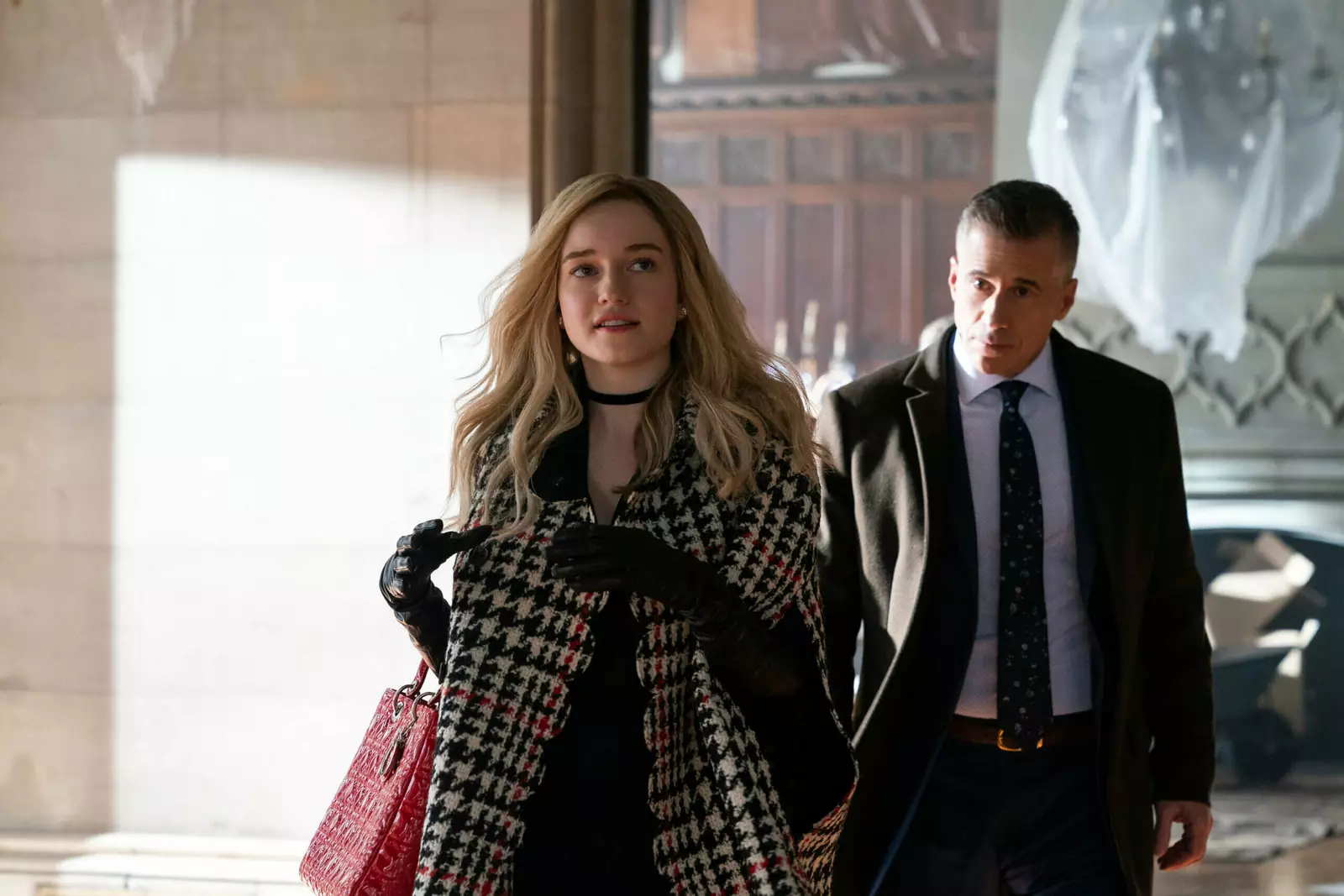 "Казаться, а не быть" - главный постулат сегодняшних гуру медиапространства. Живя в эпоху Инстаграма, Анна Делви усвоила это прекрасно.