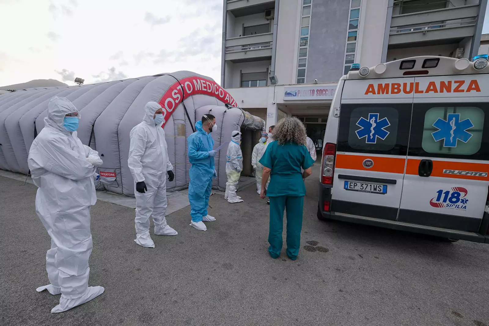 Дополнительные тенты устанавливают у больниц в Палермо для оказания неотложной помощи пациентам с COVID-19 в период резкого роста числа заражений Дополнительные тенты устанавливают у больниц в Палермо для оказания неотложной помощи пациентам с COVID-19 в период резкого роста числа заражений