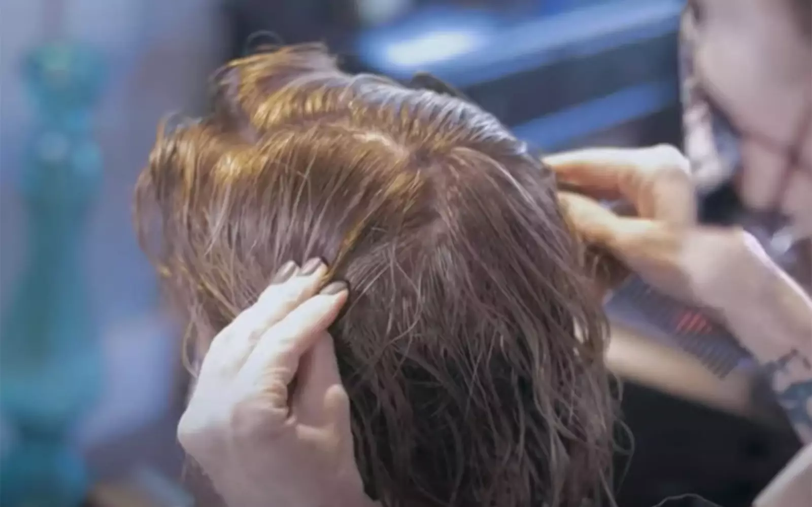 Во время мытья головы, стрижки или создания прически парикмахеры и стилисты, участвующие в программе Sty-Lives, обращают внимание на самые труднодоступные для осмотра участки кожи.