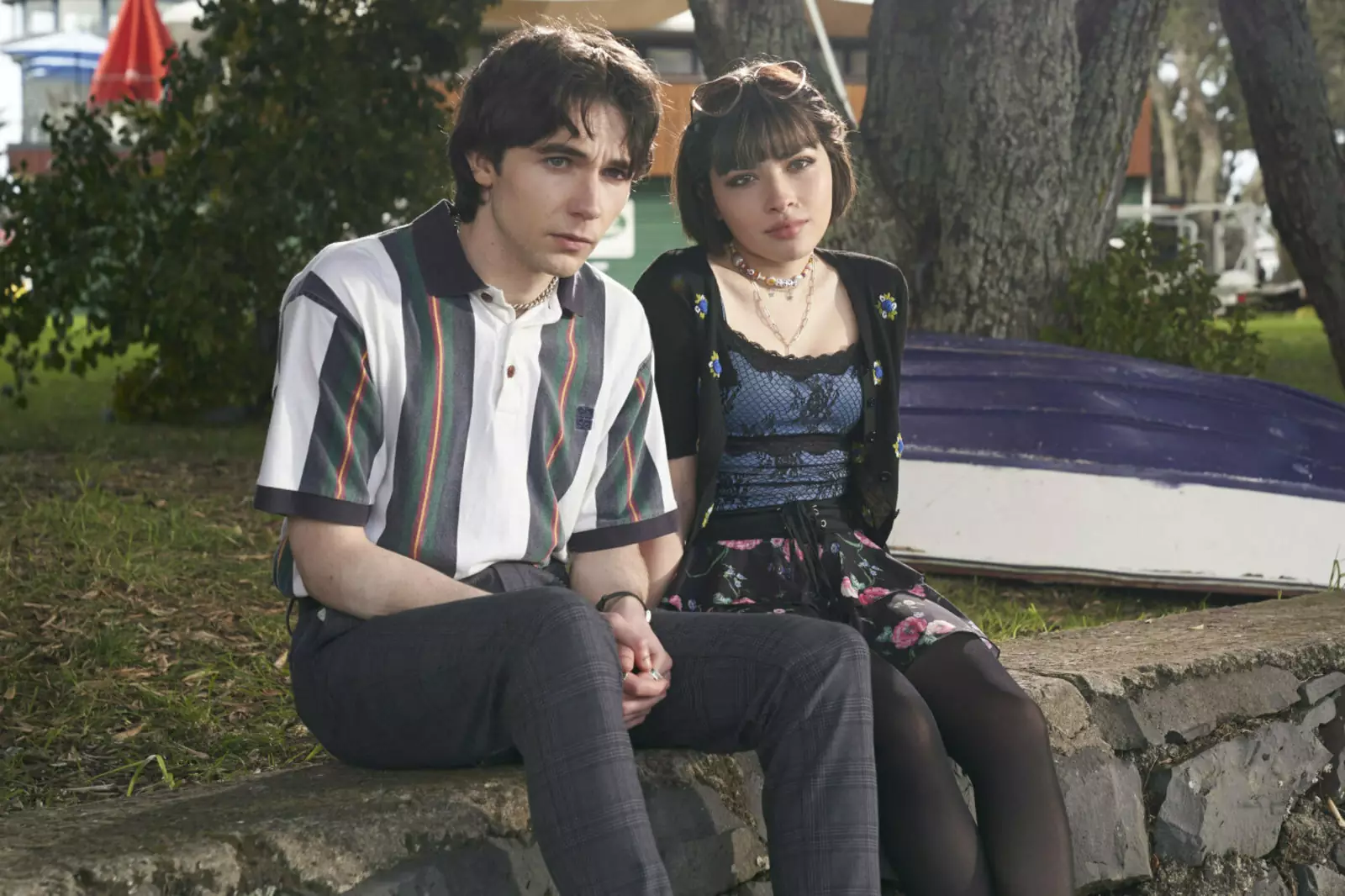 Саймона, державшего в страхе всю школу благодаря своему скандальному блогу, сыграл Марк МакКенна, звезда сериала "Уэйн".