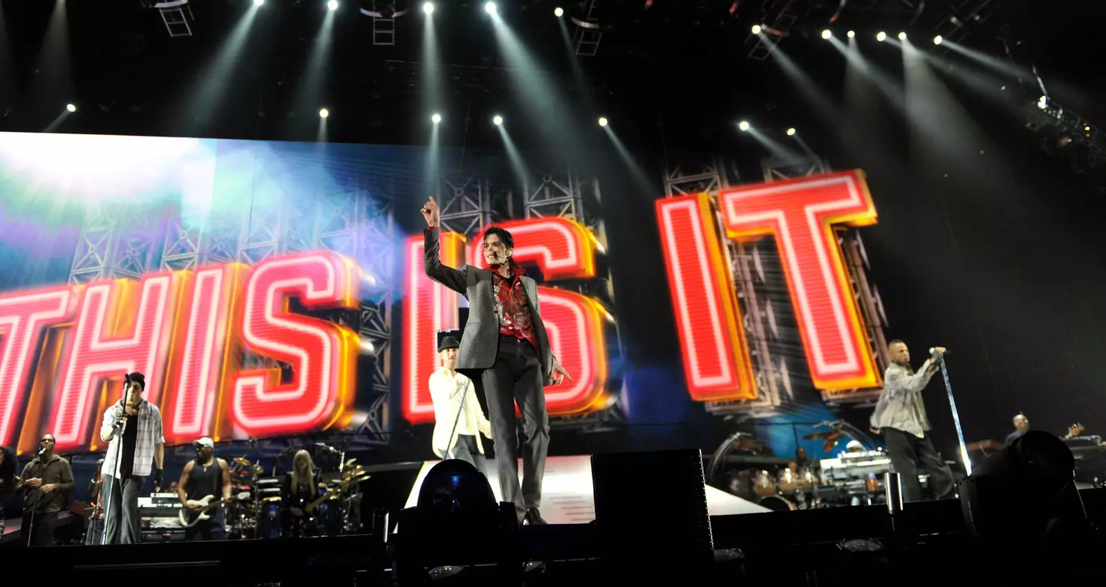 Майкл Джексон является одним из самых продаваемых музыкантов в мире (всего продано более 400 млн альбомов). Его синглы тринадцать раз оказывались на первом месте Billboard Hot 100, а статуэтку "Грэмми" он получил 15 раз.