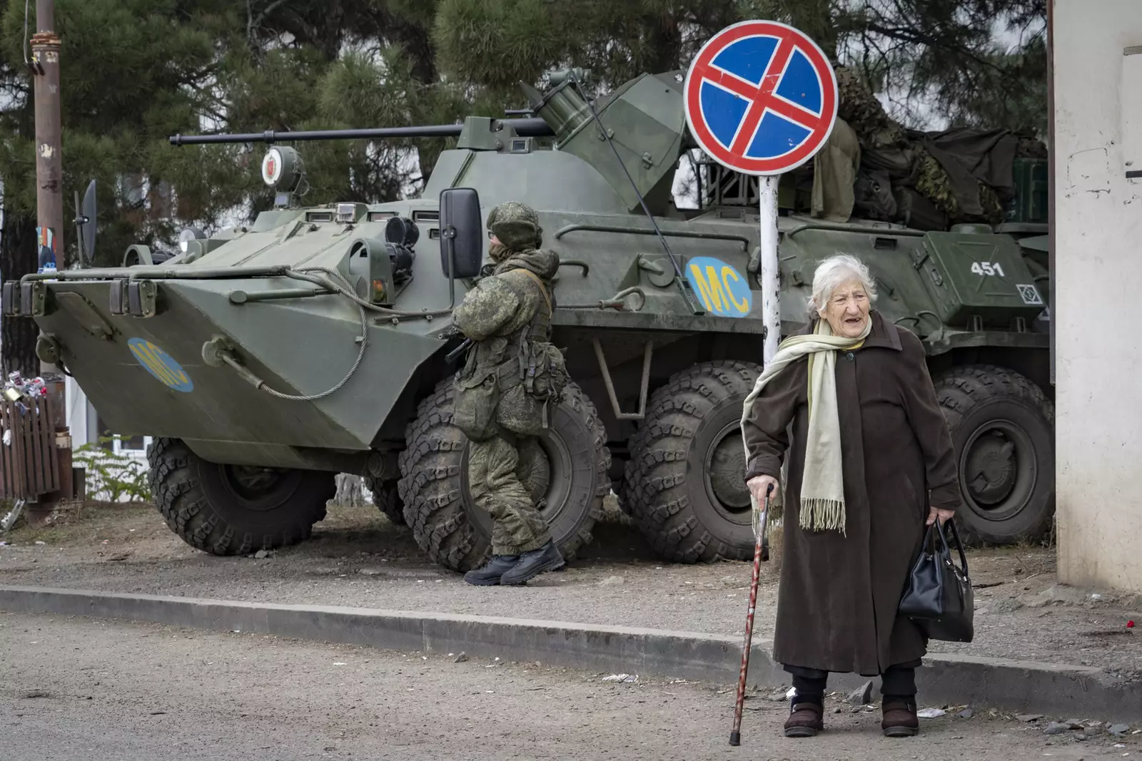 Позиция российских миротворцев и армянка — одна из последних, ещё не выехавших жителей Лачина (по армянски: Бердзора) Позиция российских миротворцев и армянка — одна из последних, ещё не выехавших жителей Лачина (по армянски: Бердзора)