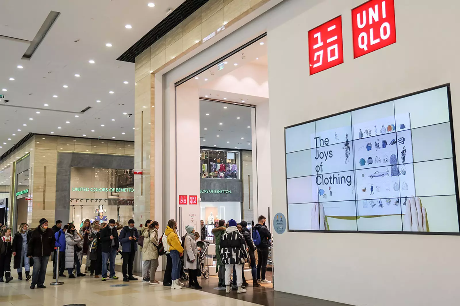 Очередь на вход в магазин Uniqlo в ТЦ "Колумбус". Компания Uniqlo - один из крупнейших японских производителей и ретейлеров одежды - временно приостанавливает свою деятельность в России