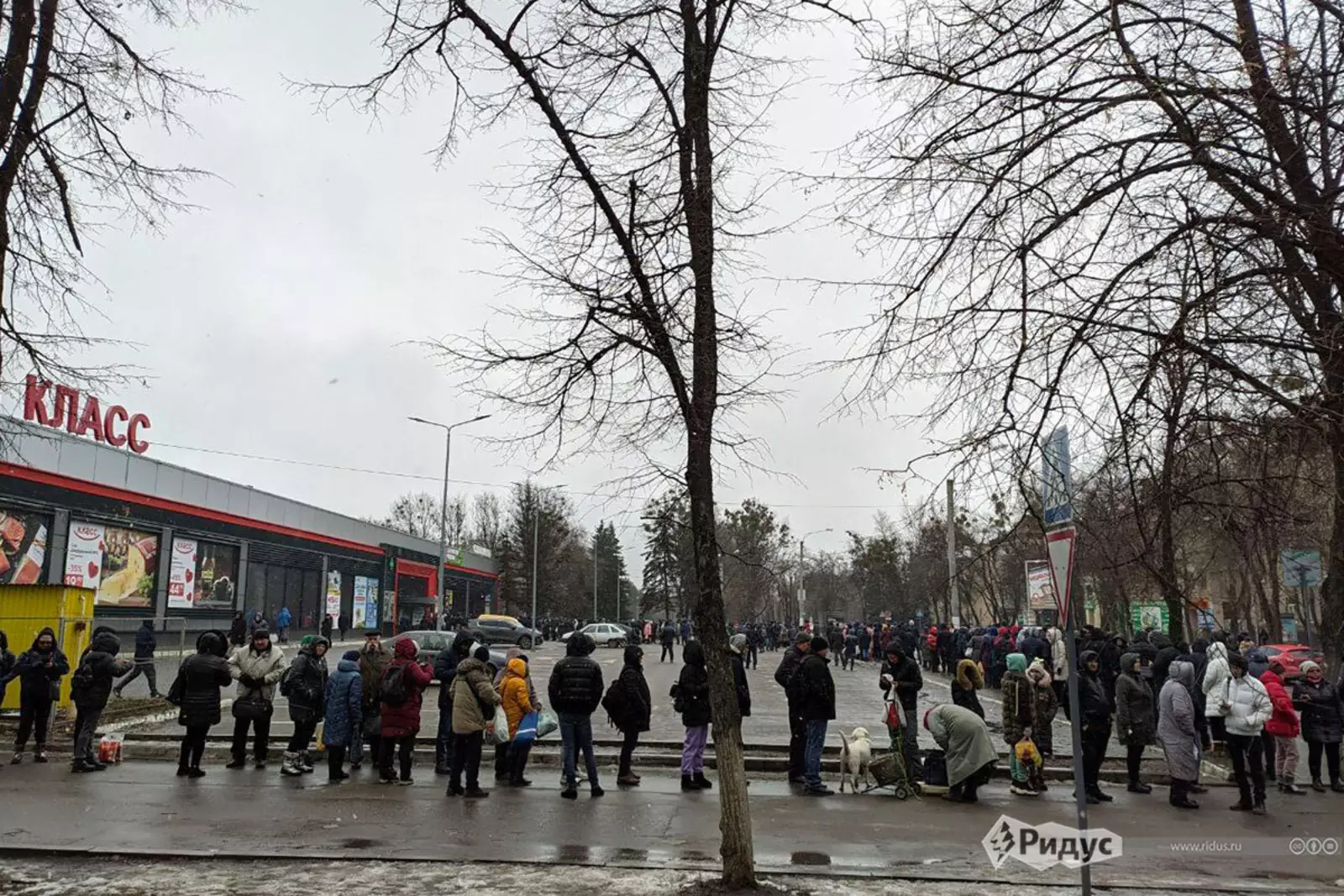 Очередь за продуктами в Харькове Очередь за продуктами в Харькове