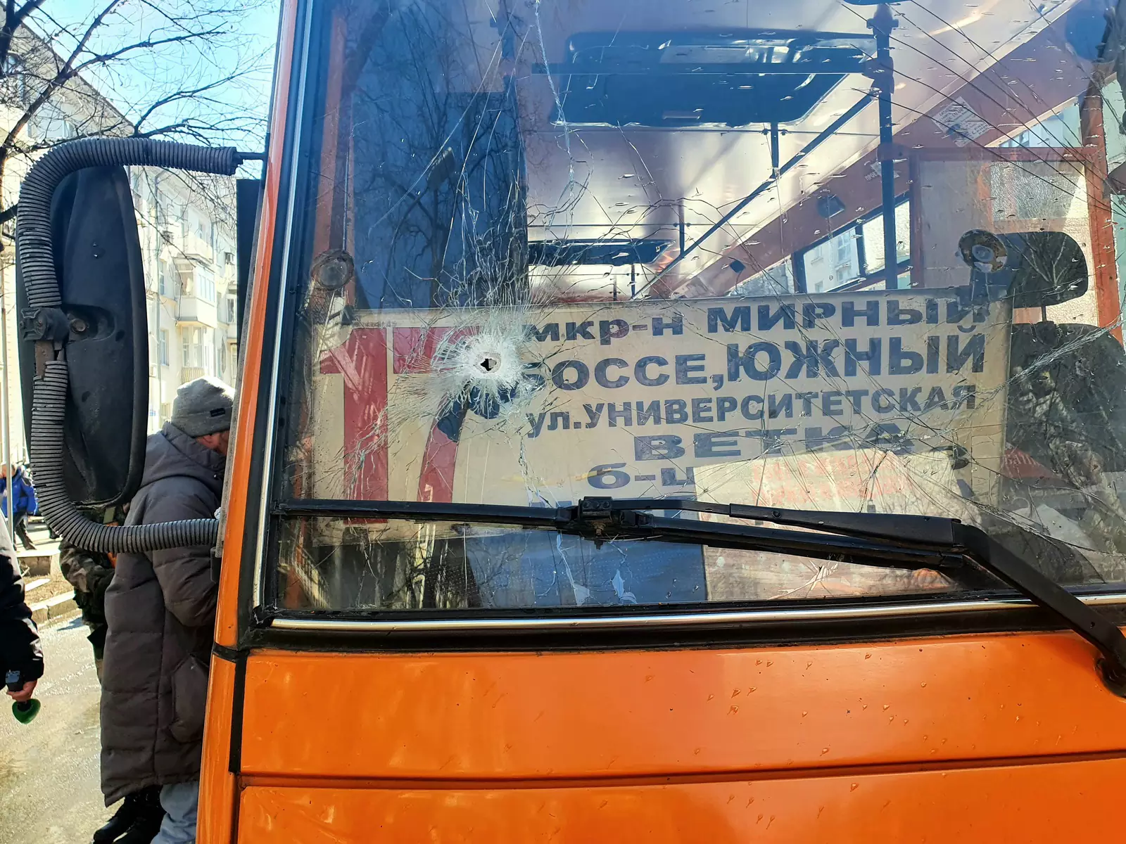 В автобусе - ни одного целого стекла