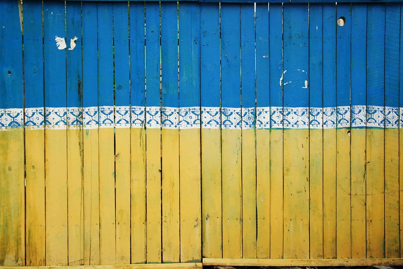 Забор в цветах флага Украины