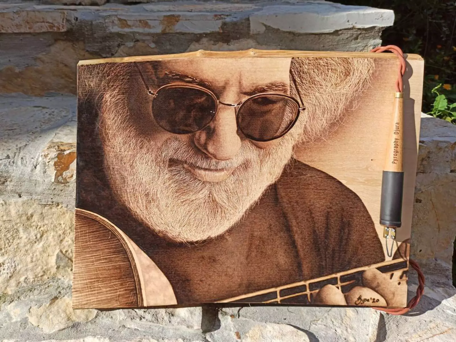 Для создания своих картин Иван использует разные степени надавливания на пирограф, чтобы снизить или, наоборот, повысить интенсивность ожога на дереве и получить необходимый тон и контраст. Для создания своих картин Иван использует разные степени надавливания на пирограф, чтобы снизить или, наоборот, повысить интенсивность ожога на дереве и получить необходимый тон и контраст.