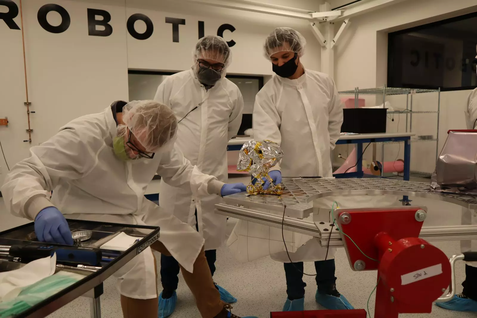 Сборка микророботов.