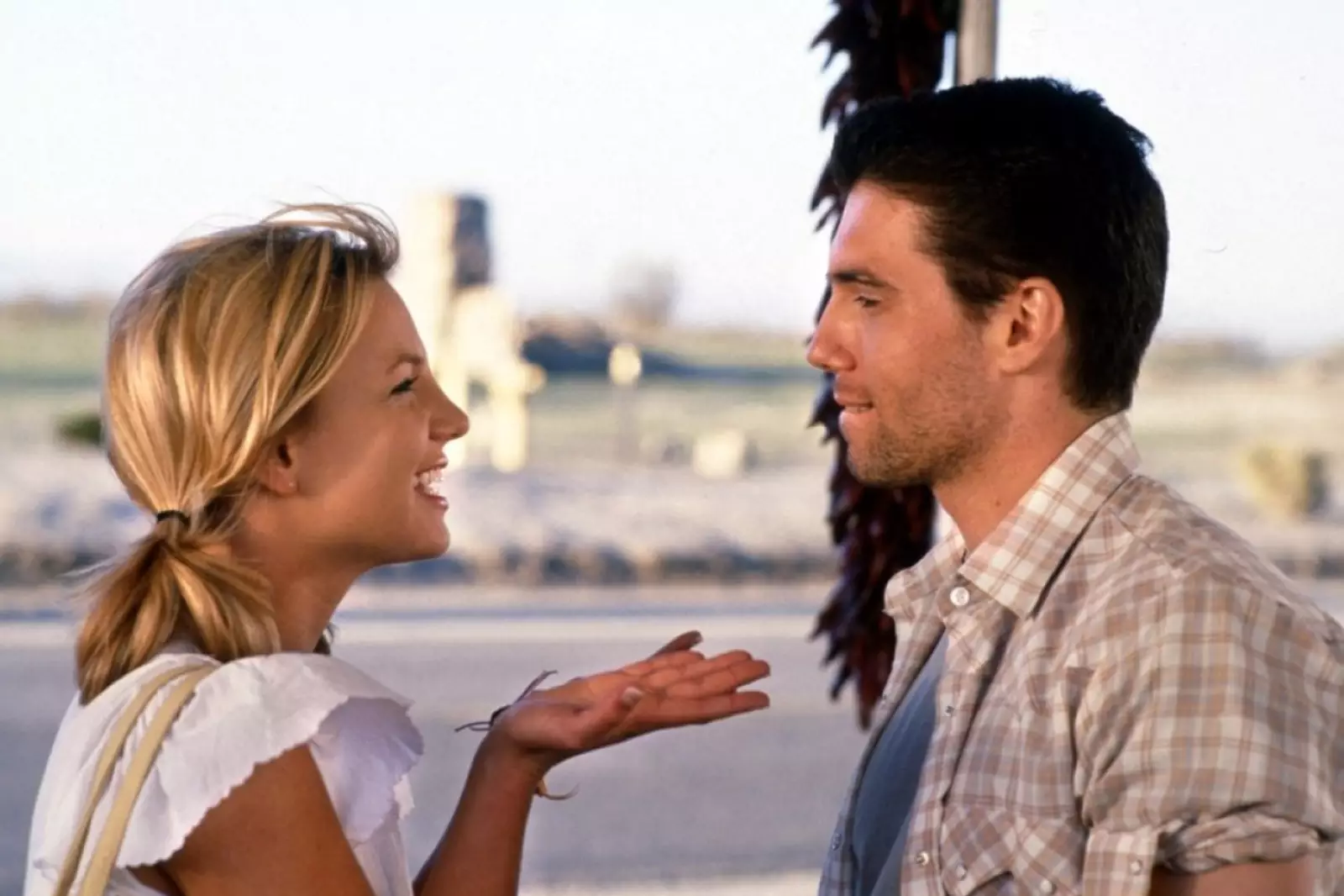 Делать из Бритни серую мышку изначально казалось крайне странной идеей. Быть милой у Люси получалось, но поверить в то, что никто до героя Джастина Лонга не пытался ее соблазнить? Нет уж, дудки.