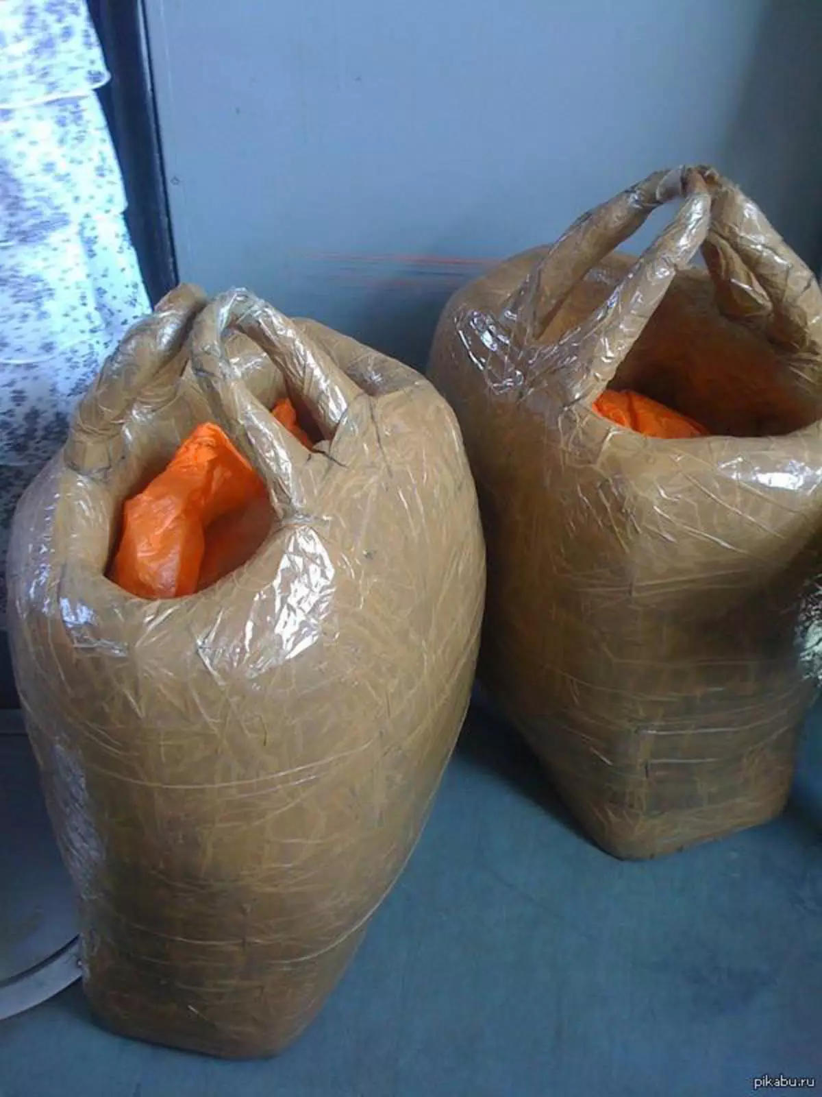 Когда хотел заклеить дырку на пакете и переборщил. Когда хотел заклеить дырку на пакете и переборщил.