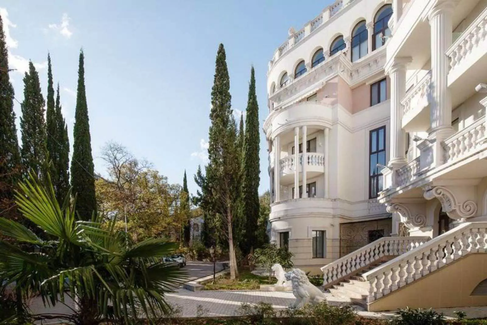 Дом, в котором расположена квартира Зеленского Дом, в котором расположена квартира Зеленского