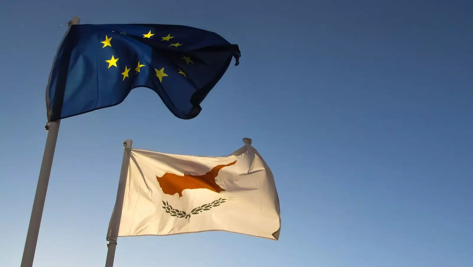 Флаги Евросоюза и Кипра