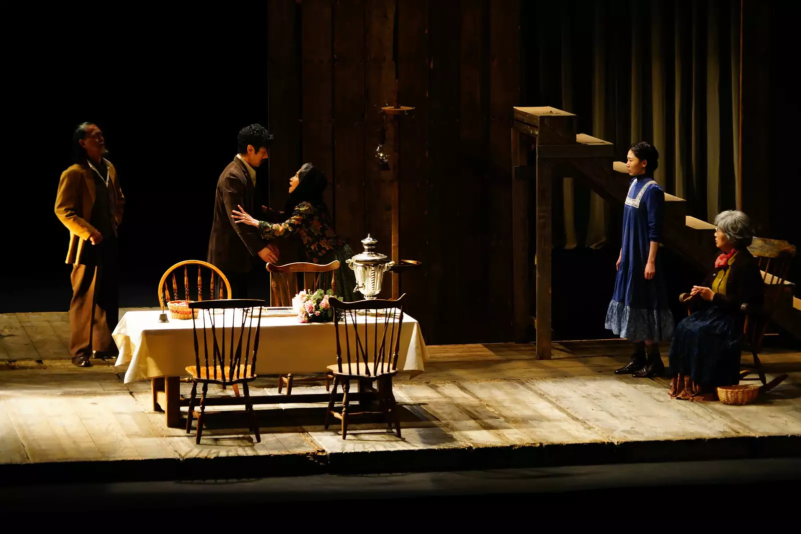 Театральная кухня и ее процессы занимают важное место в повествовании. Вот как японцы видят "Дядя Ваню" на своей сцене (по крайней мере, в интерпретации режиссера картины).