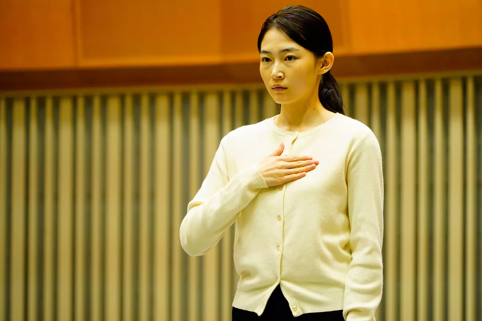 Среди актеров пьесы "Дядя Ваня" находится место и актрисе, говорящей на корейском языке жестов. Причем сентиментальности этой ветке сюжета не занимать.
