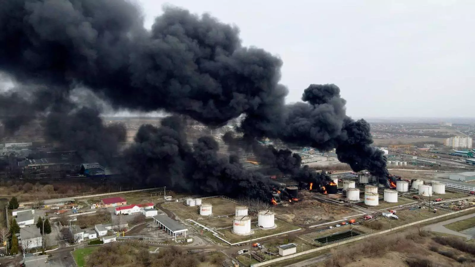 Нападение на нефтебазу. Белгород Нефтебаза взрыв. Атака на нефтебазу в Белгороде. Пожар на нефтебазе в Белгороде. Пожар нефтебазы в Белгороде 2022.