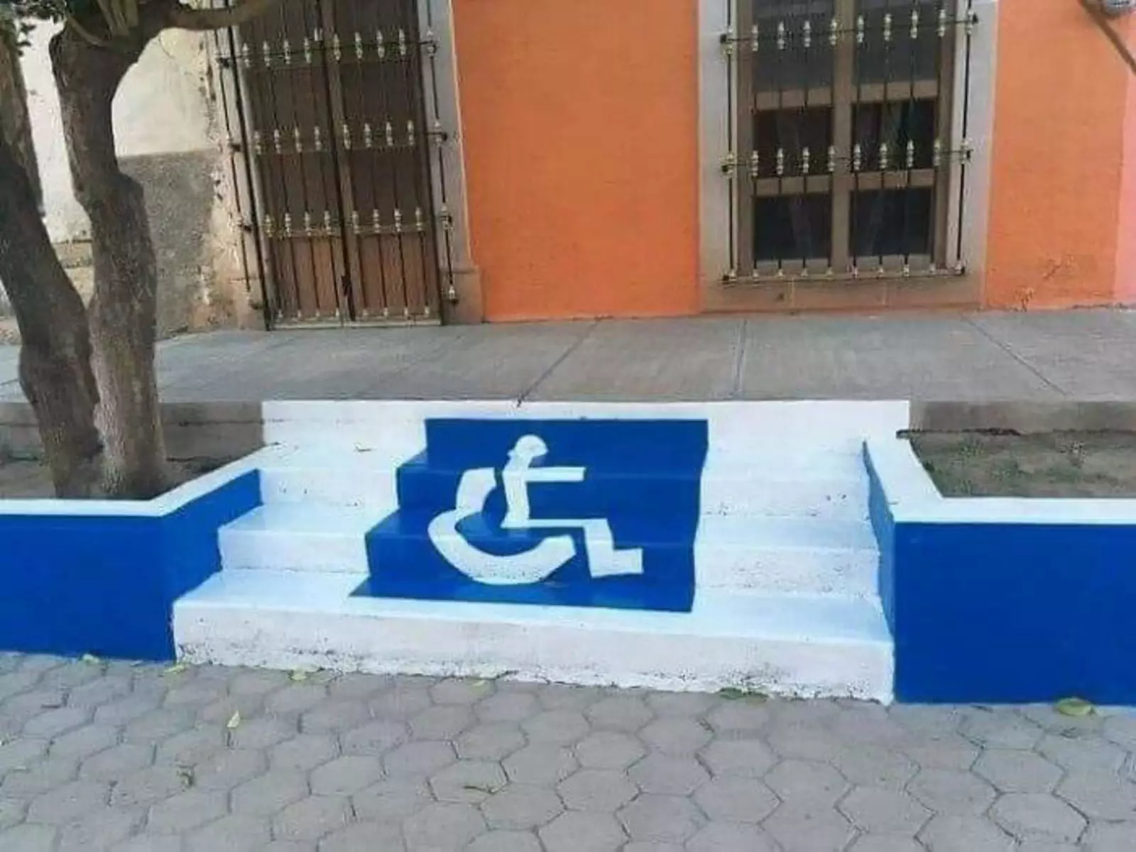 Какой инвалид-колясочник не любит ездить по лестницам?
