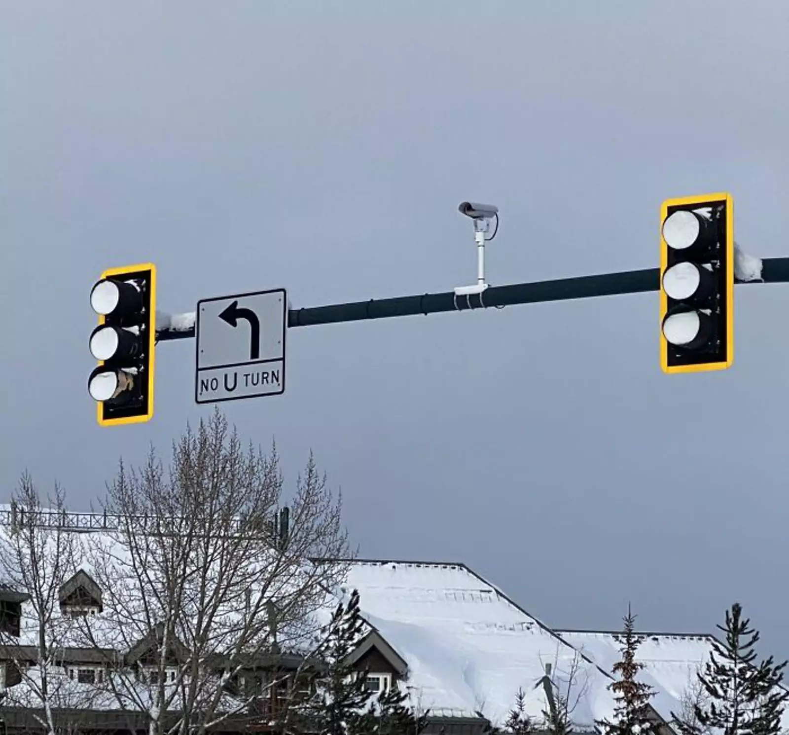 Из-за неправильной конструкции светофоры засыпало снегом.