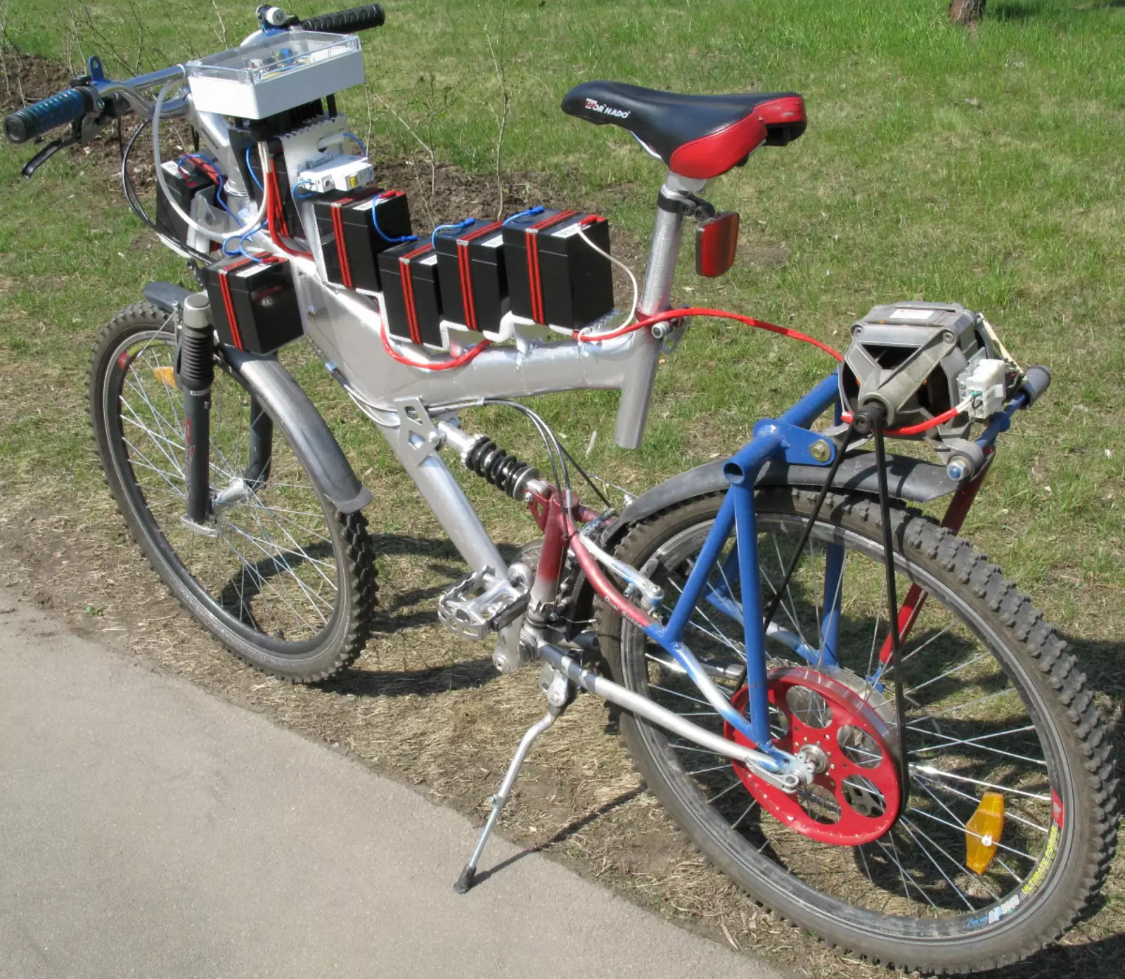 Велосипед с моторчиком. Электромотор для велосипеда. Самодельные электровелосипеды. Из велосипеда в электровелосипед.