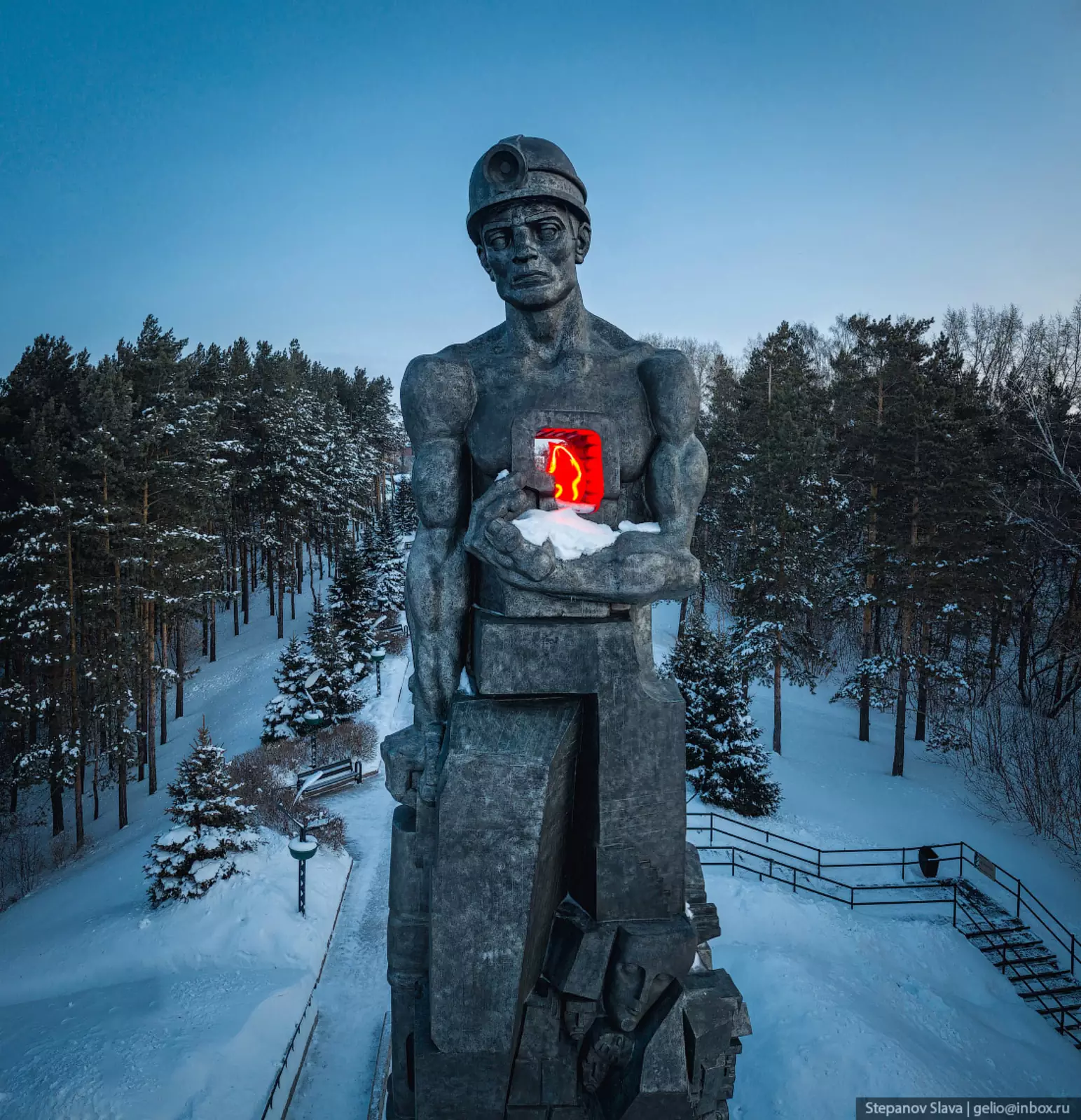 Сибом кемерово. Монумент «память шахтерам Кузбасса» Кемерово. Монумент память шахтерам Кузбасса. Памятник шахтерам Кемерово. Монумент памятник шахтерам Кузбасса.