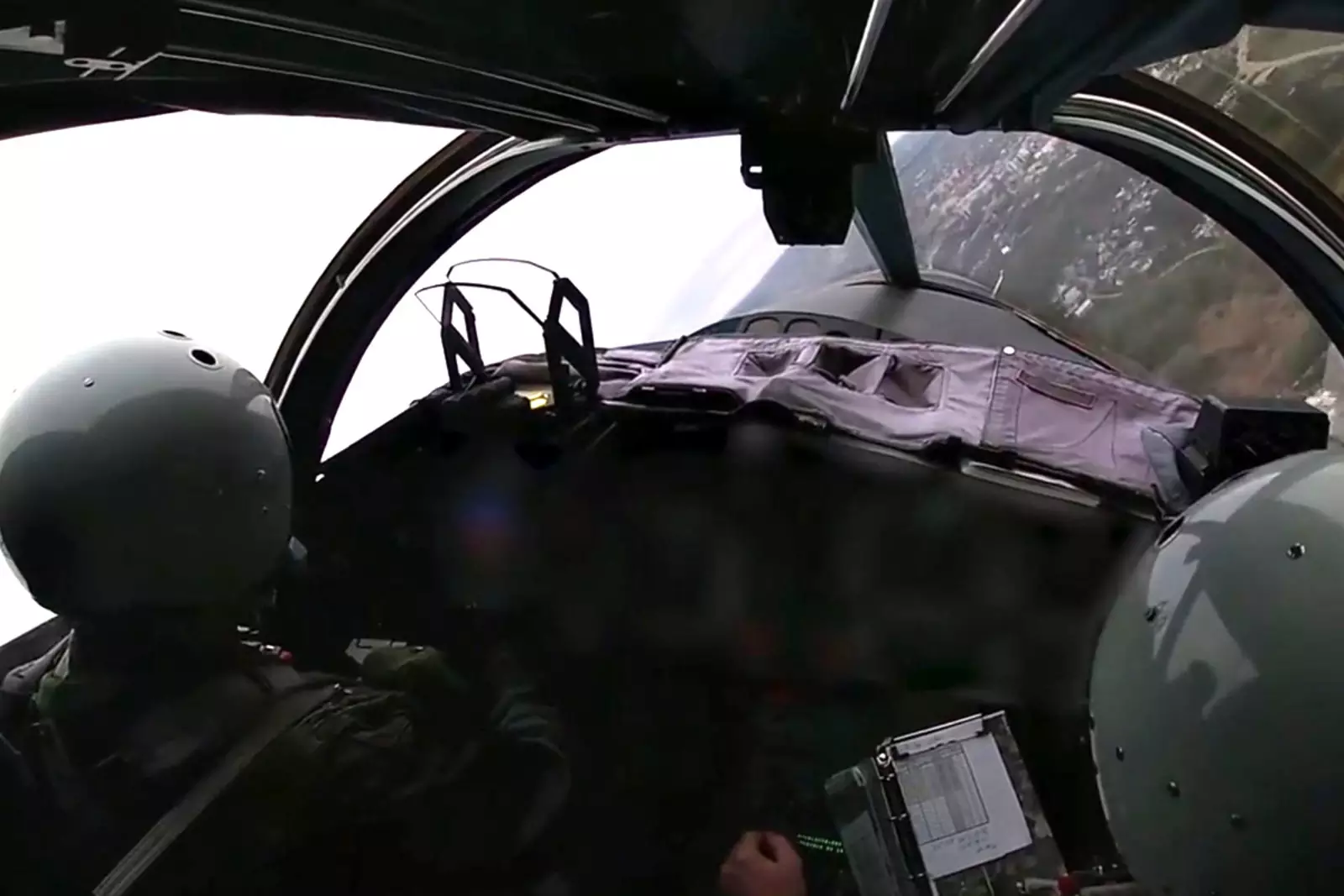 Операция вкс украина. Су 34 из кабины. Су-34 кабина пилота. Кабина истребителя-бомбардировщика РФ Су-34. Летчики в кабине Су-34.