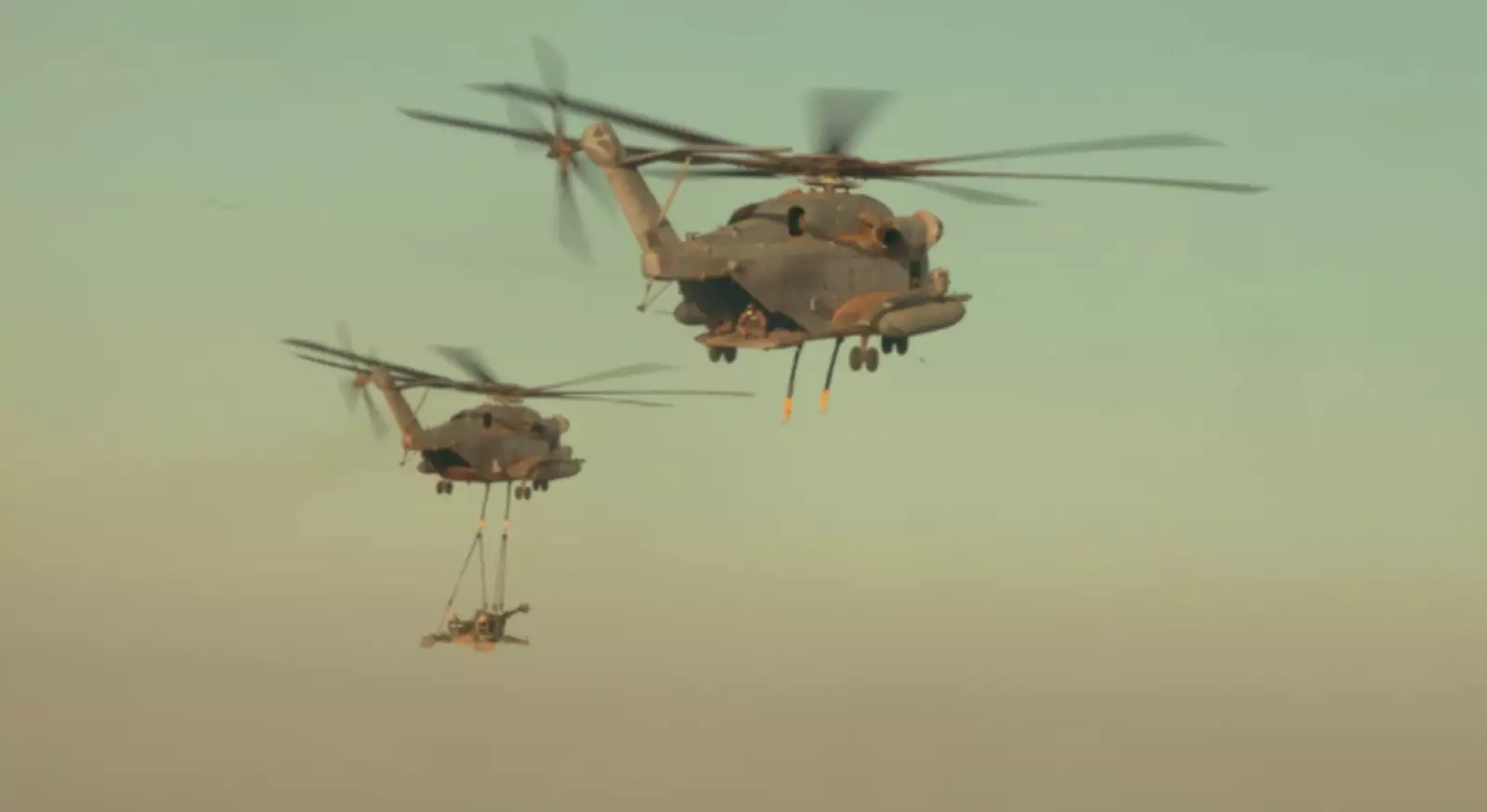 Вертолеты Корпуса морской пехоты CH-53E доставляют гаубицы M777 над провинцией Гильменд, Афганистан, 2012 год