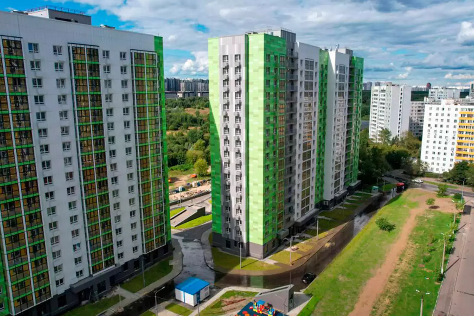 Вид с квадрокоптера на построенные по реновации дома на северо-западе Москвы. 