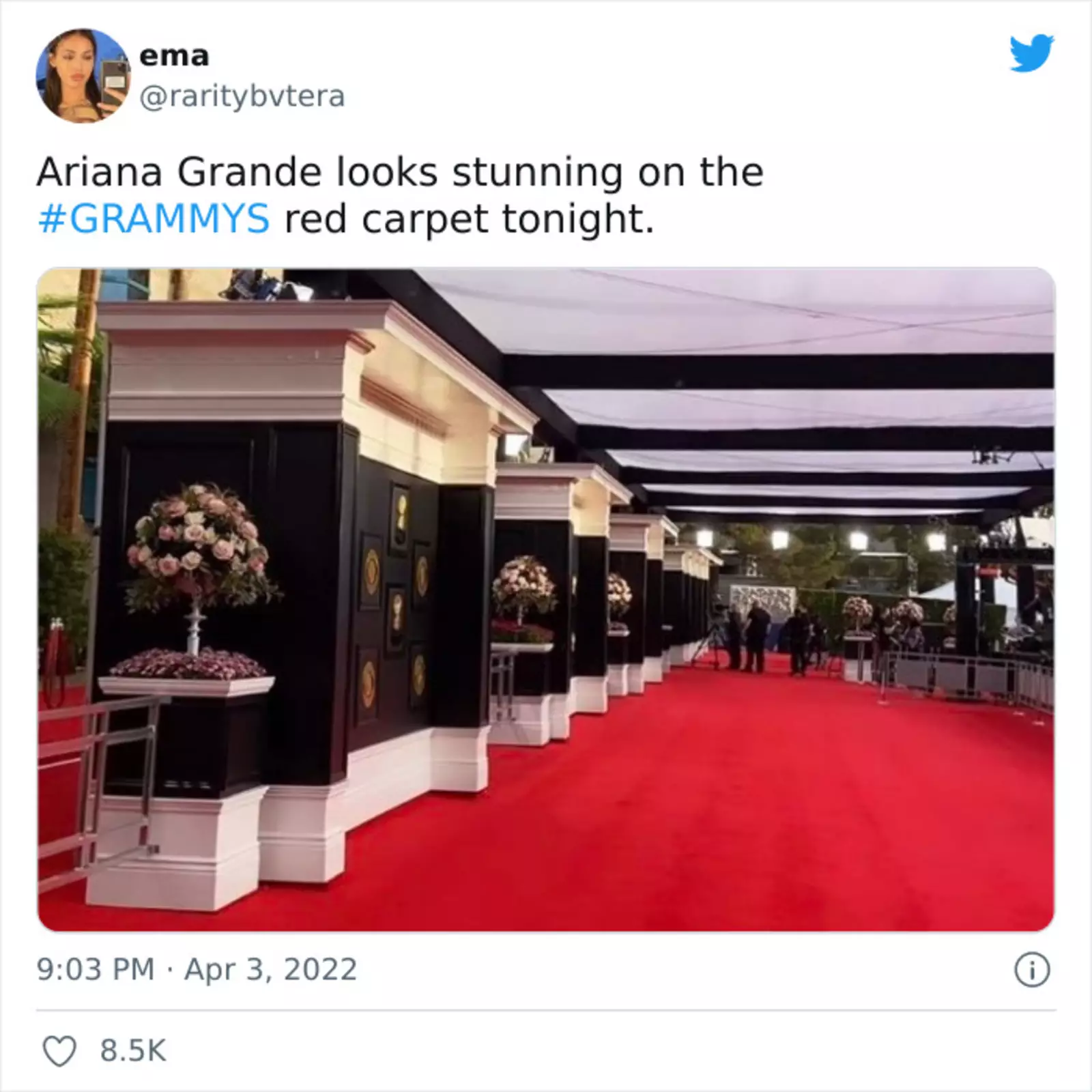 "Ариана Гранде выглядит шикарно на красной дорожке Грэмми". Смех, да и только. Историю о том, как Гранде "прокатила" Грэмми пару лет назад, видимо, никто никогда не забудет.