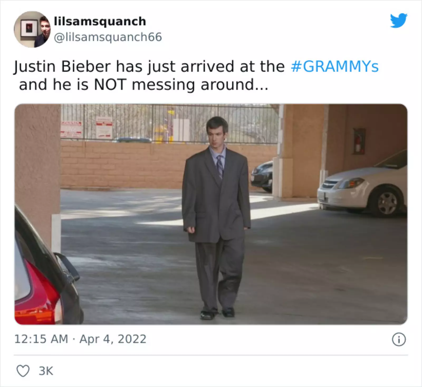 Джастин Бибер прибыл на Грэмми в деловом костюме формата "оверсайз". Выглядело со стороны это примерно так.