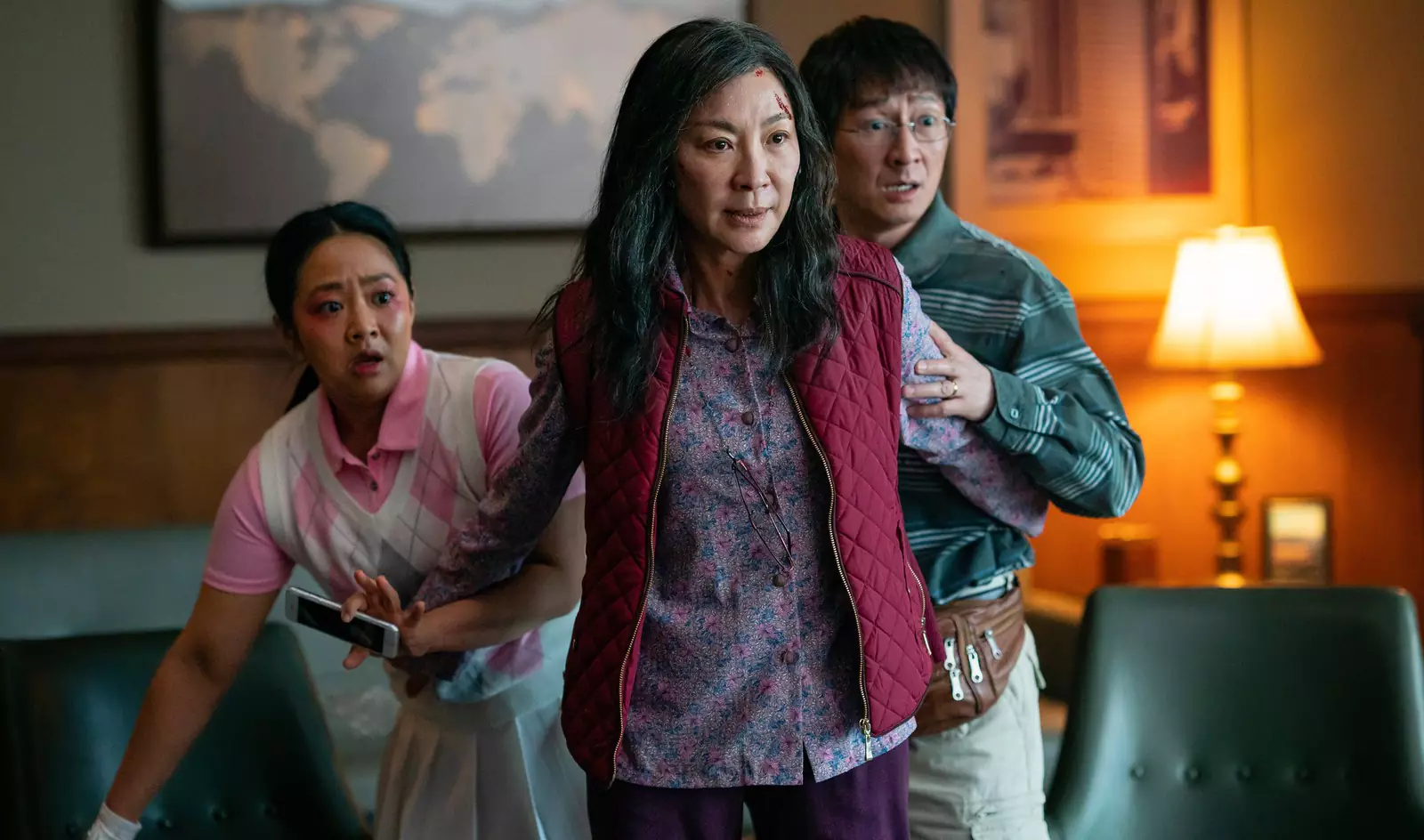 В центре сюжета - семейство Вонг, которое держит в Штатах старую прачечную. Проблем у этой семьи хватает с избытком.