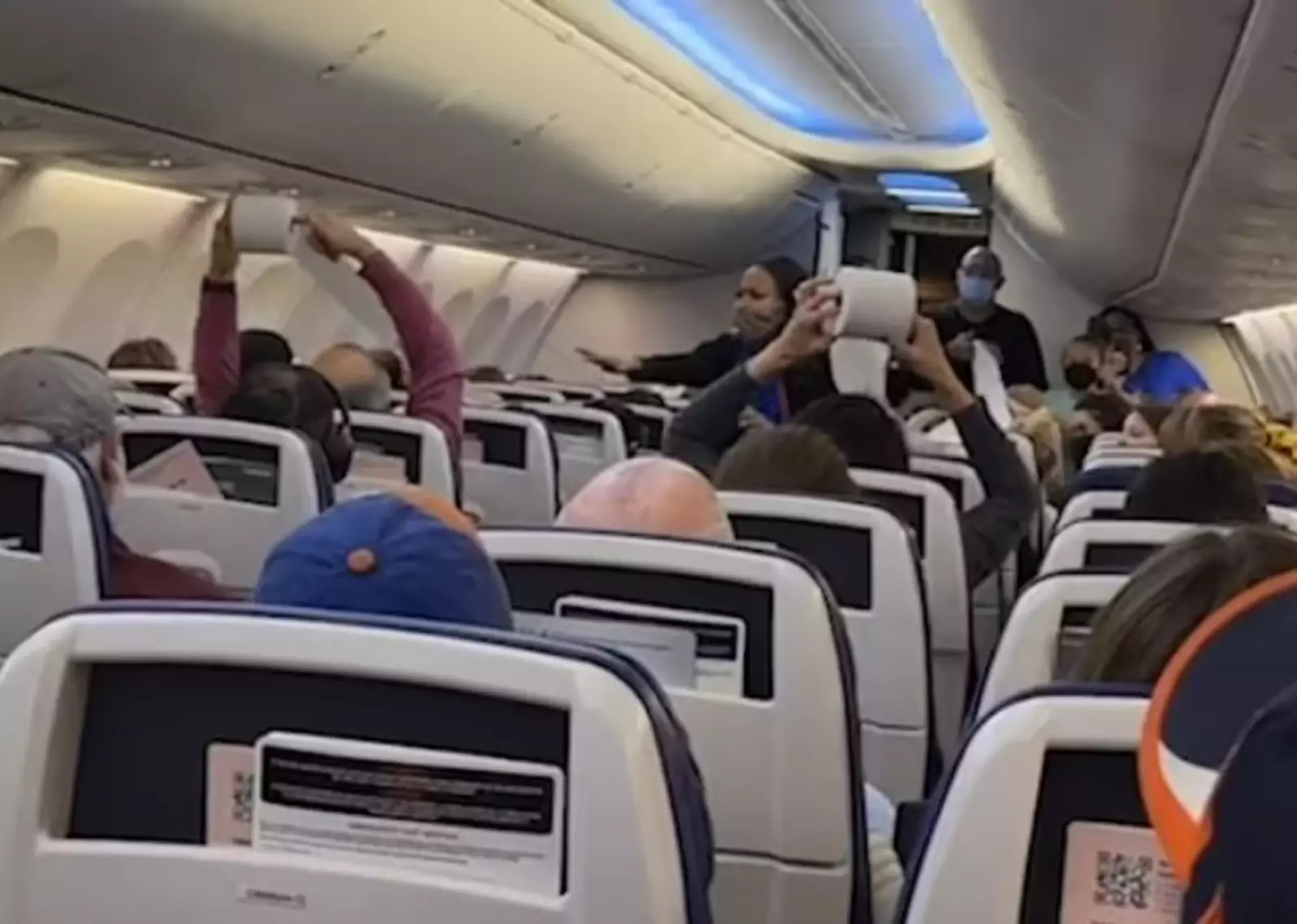 Разворачивание туалетной бумаги на скорость. Разворачивание туалетной бумаги на скорость.