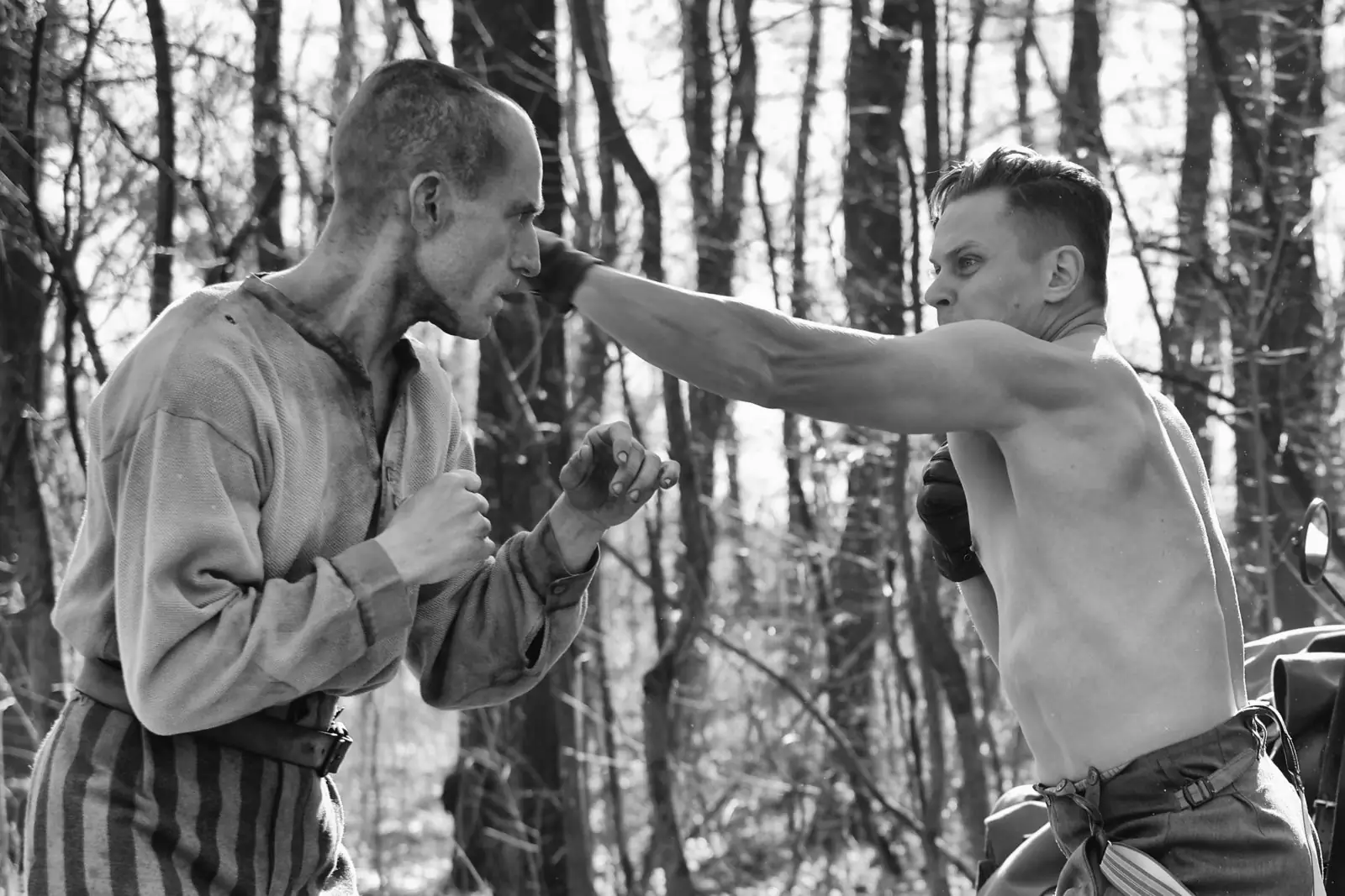 По сюжету, Гарри в попытке спасти сокамерника набрасывается на одного из офицеров. Молодого человека уже готовы расстрелять, но надзиратель СС (здесь его играет Билли Магнуссен), увидев неслабый потенциал заключенного, решает его спасти. По сюжету, Гарри в попытке спасти сокамерника набрасывается на одного из офицеров. Молодого человека уже готовы расстрелять, но надзиратель СС (здесь его играет Билли Магнуссен), увидев неслабый потенциал заключенного, решает его спасти.