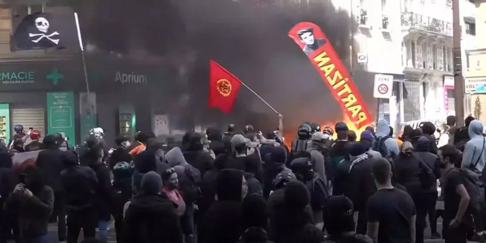 Беспорядки на первомайской демонстрации 1993. Митинги во франции 2022. Массавое беспорядки во франции. Протесты в париже 2022. Митинги во франции.