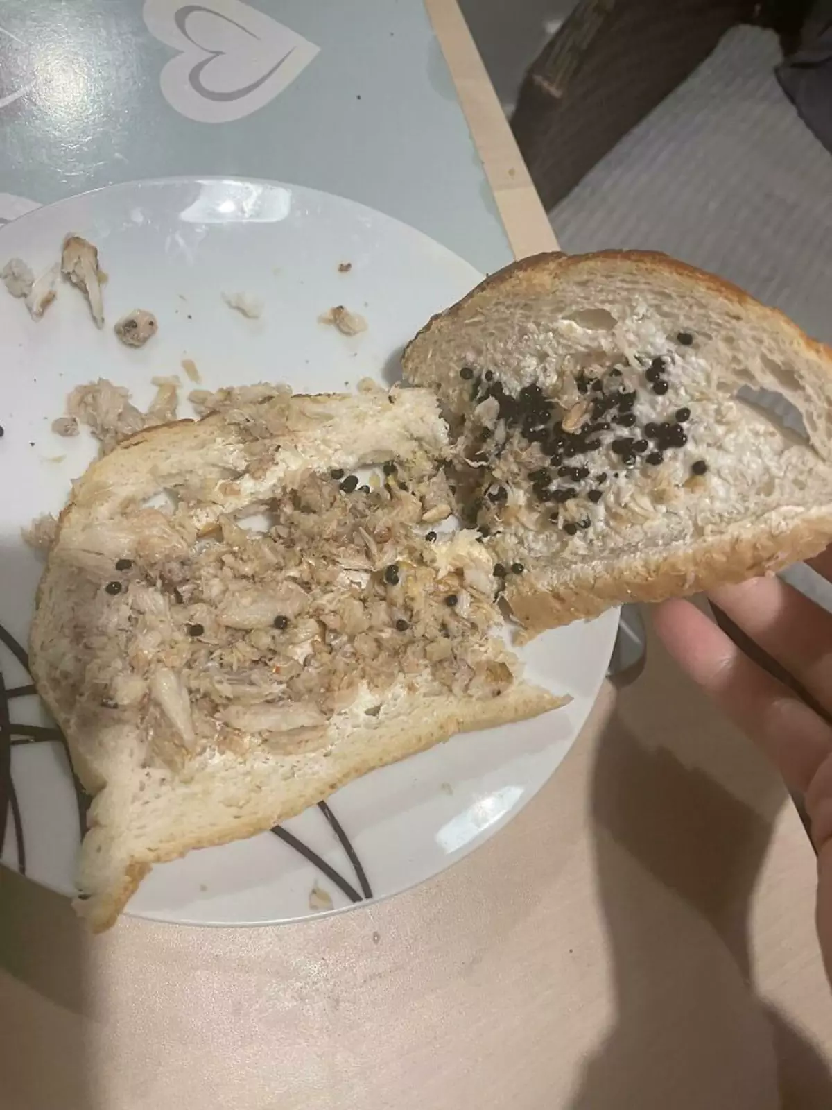 Бутерброд с крабовым мясом и икрой.
